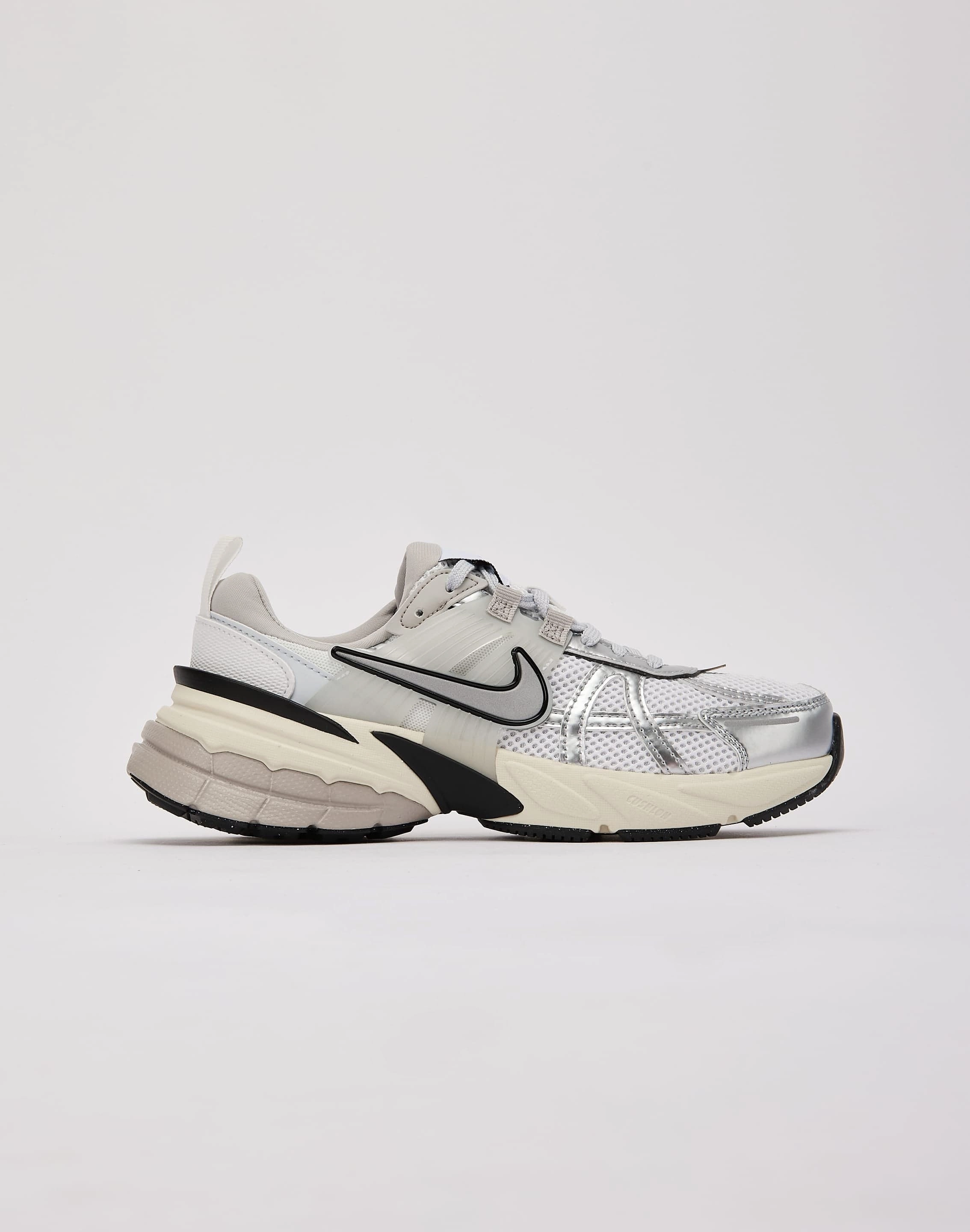 running in a famous bridge area shoes running in wet conditions shoes Nike V2K Run