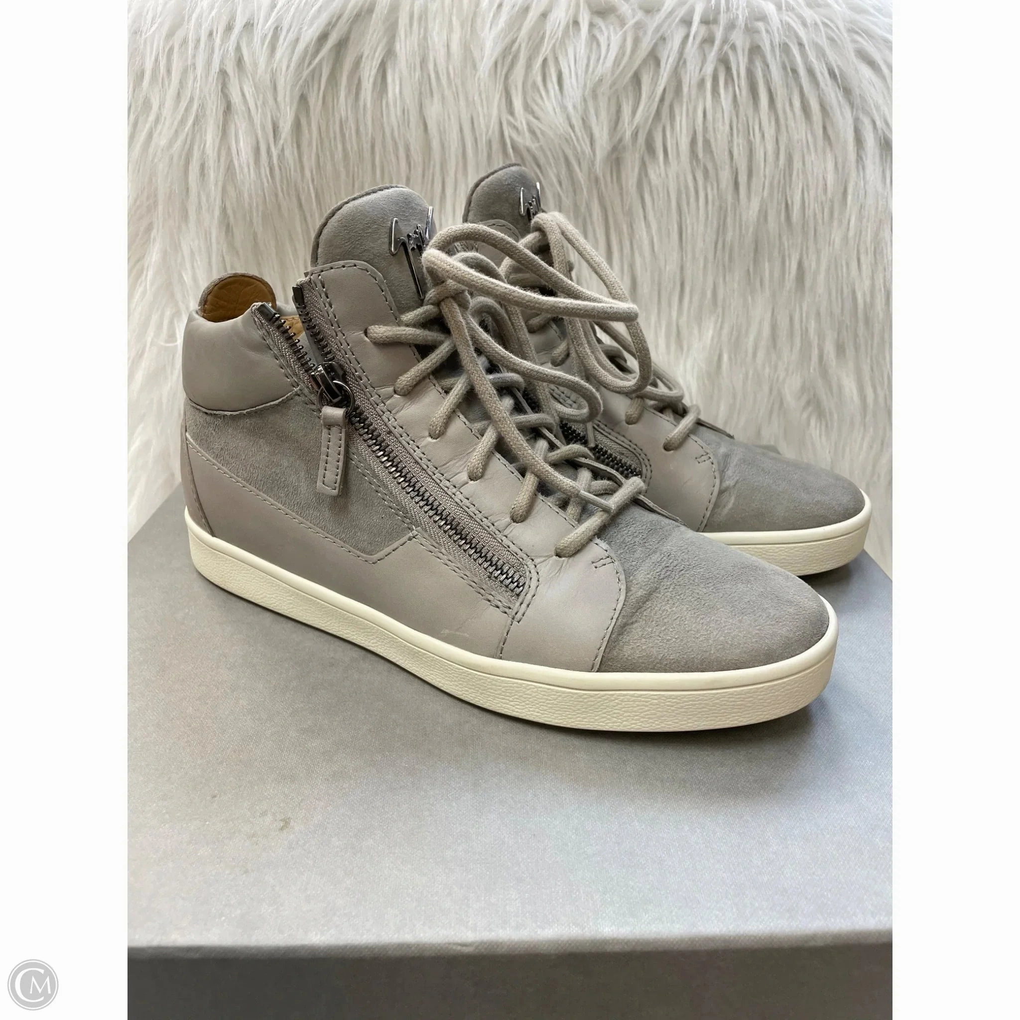 Shoes Designer By Giuseppe Zanotti In Grey, Size: 7.5 Feather Light Travel Enthusiasts Beach Fun