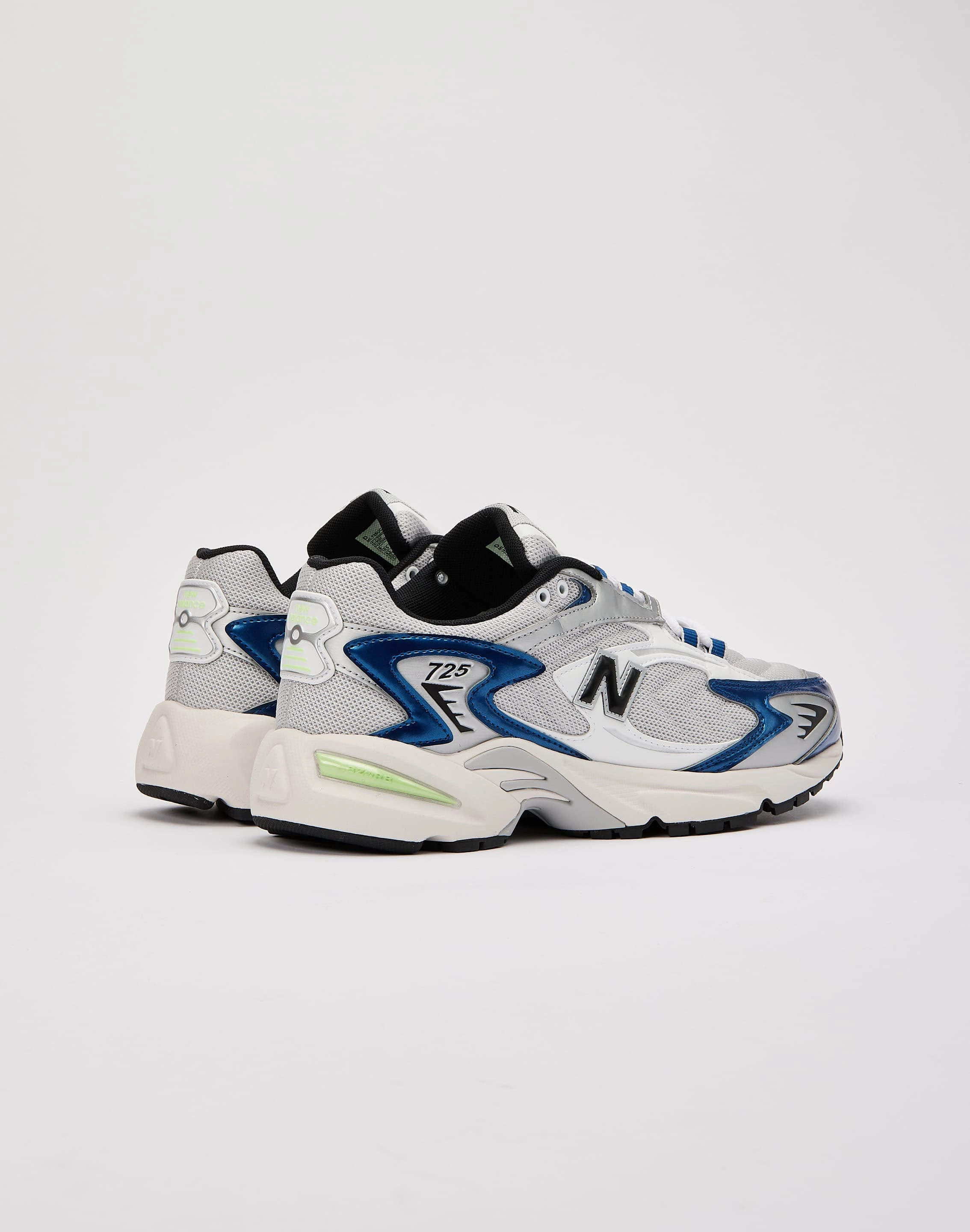 running in a Pilates studio shoes Flexible Running Tech New Balance 725v1