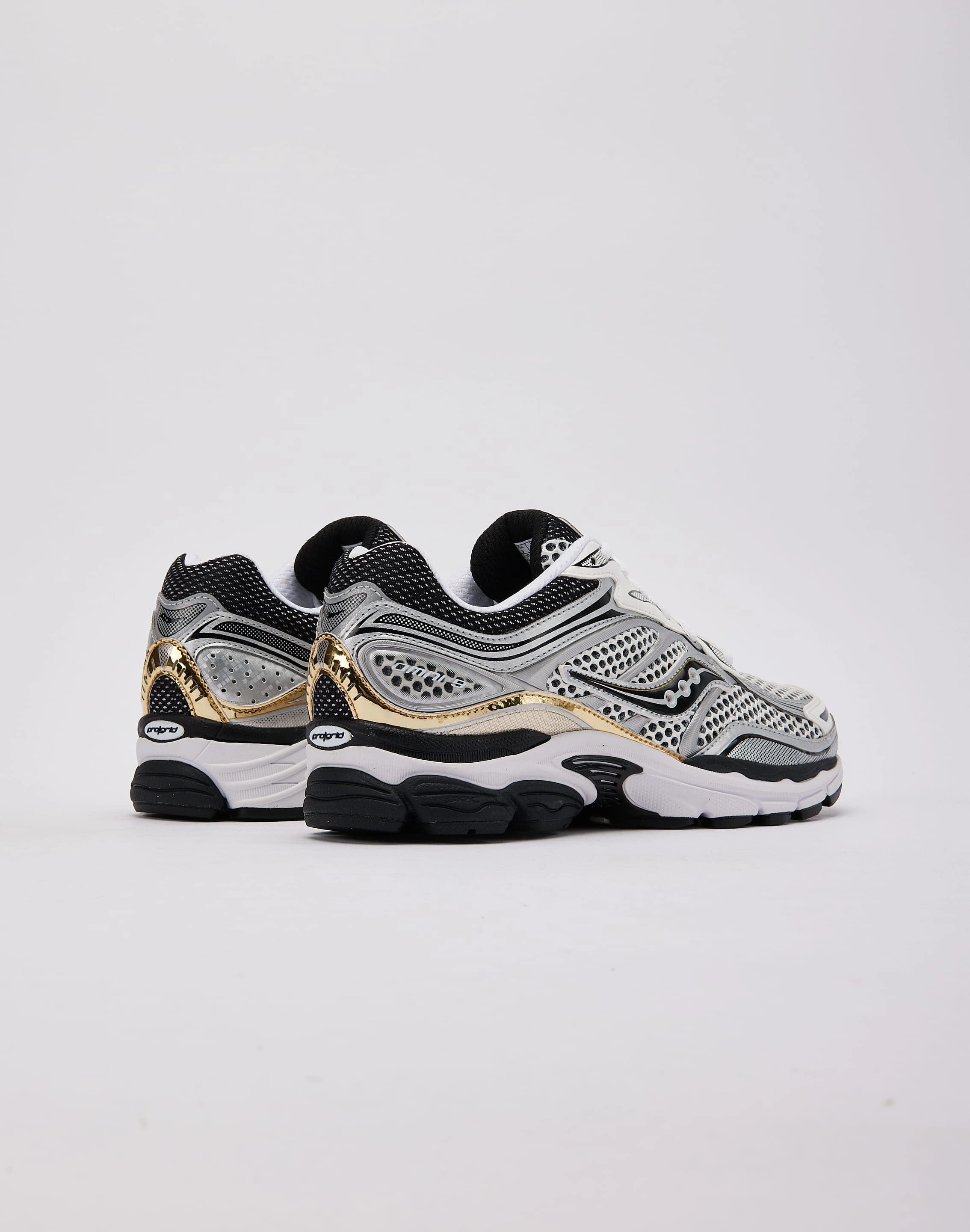 Saucony  ProGrid Omni 9 running in a mesa area shoes