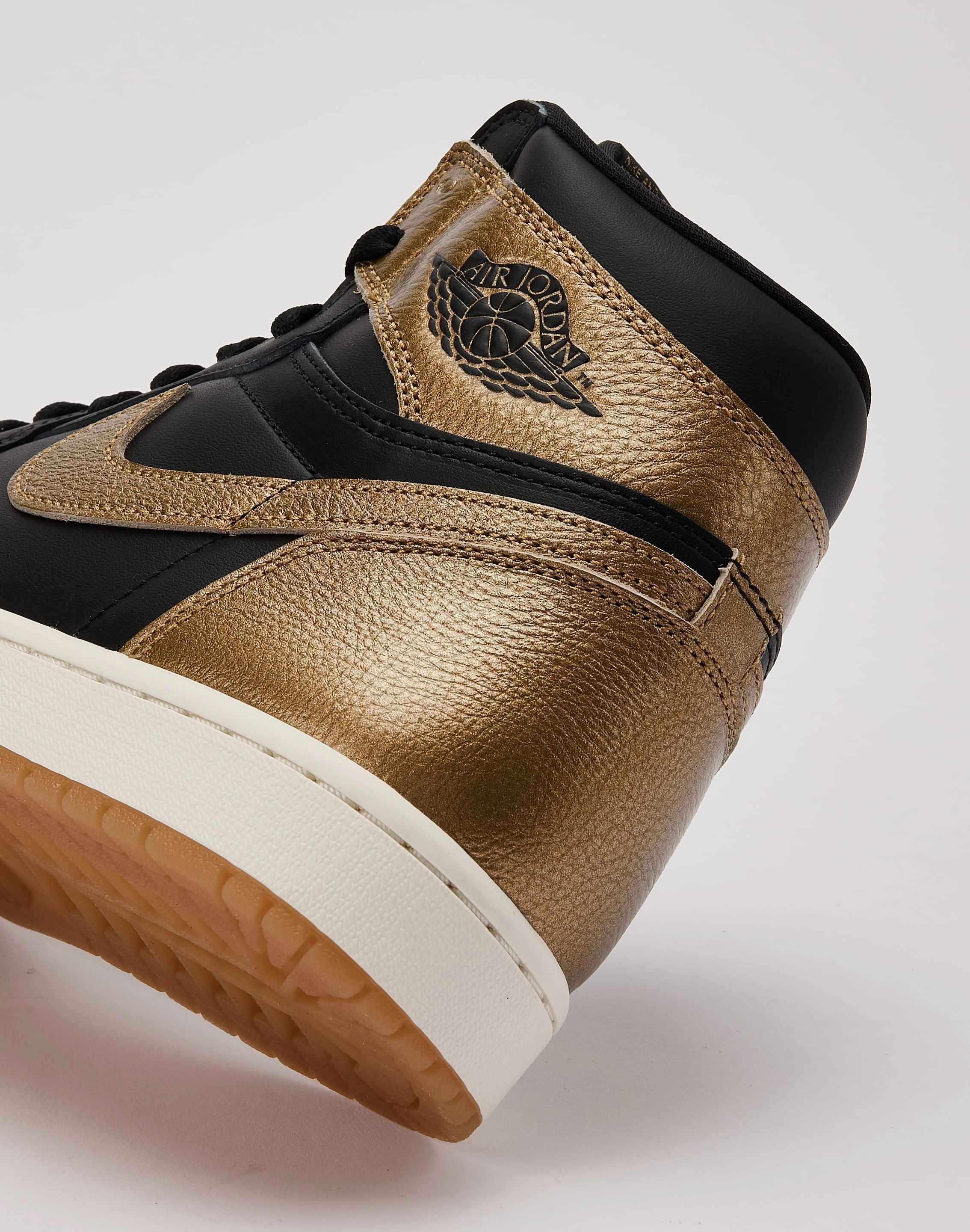Breathable Road Trip Casual Jordan Air Jordan 1 Retro High OG 'Black And Gold'