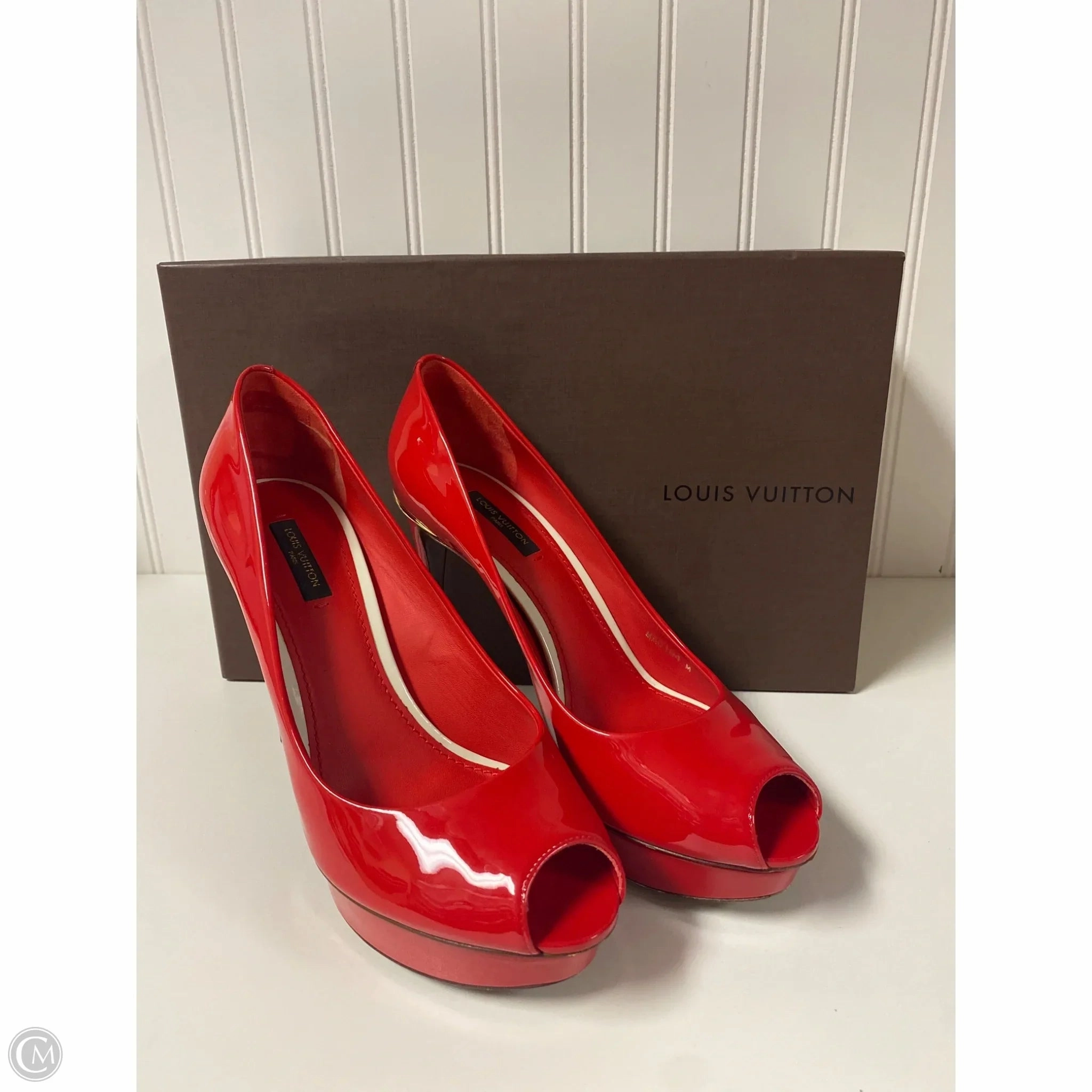 Adjustable Closure Light Run Shoes Luxury Designer By Louis Vuitton In Red, Size: 8.5