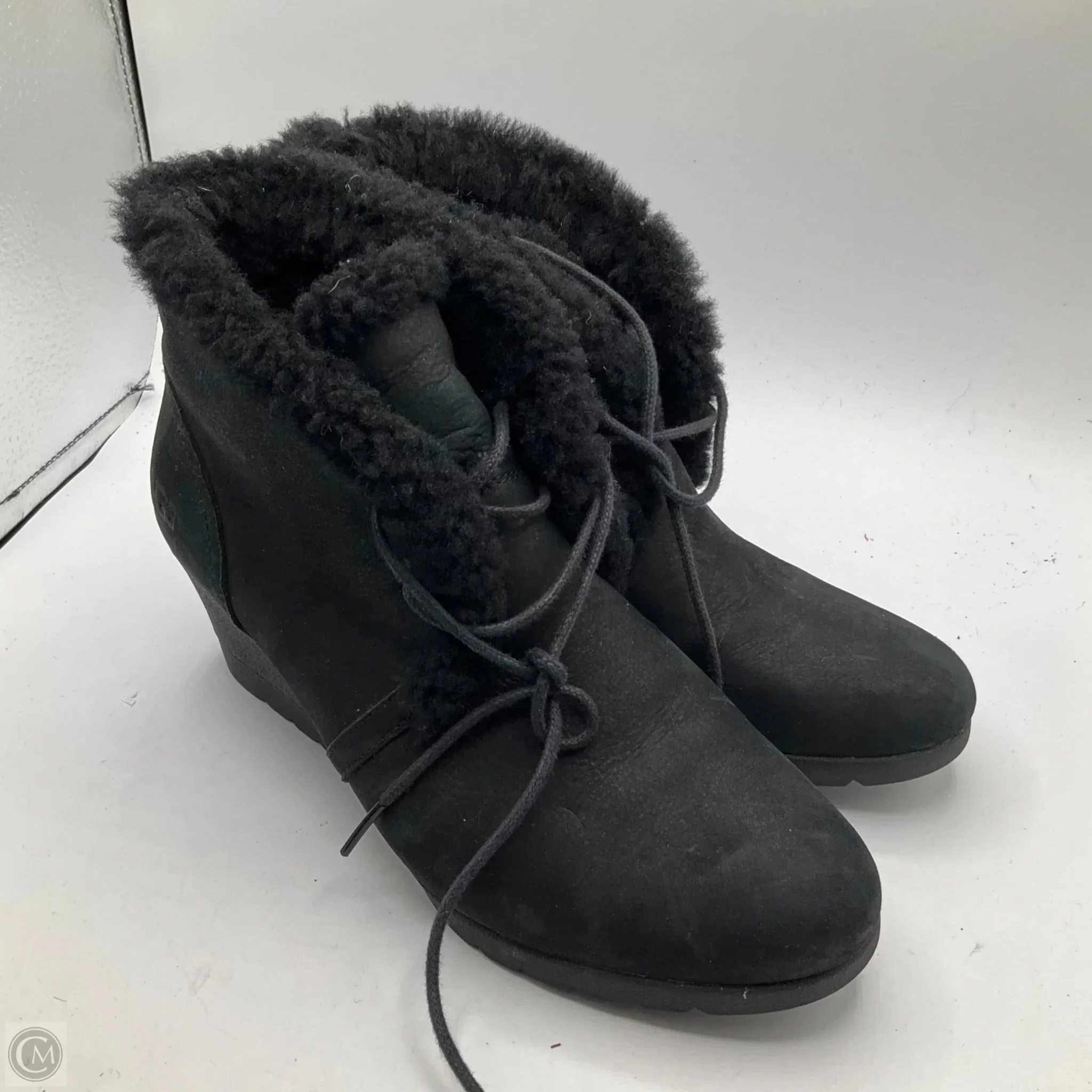 Boots Designer By Ugg In Black, Size: 8.5 Ventilation Perforation System Ergonomic Footbed Shape