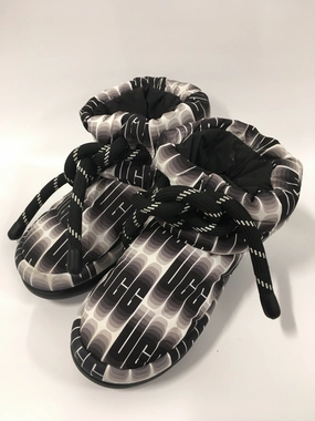 Roomy Toe Box Street Mood Boots Designer By Ugg  Size: 7