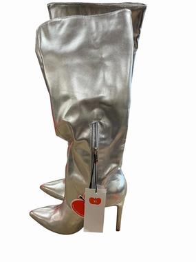 Breathable Weekend Wanderer Boots Knee Heels By Clothes Mentor In Silver, Size: 6.5