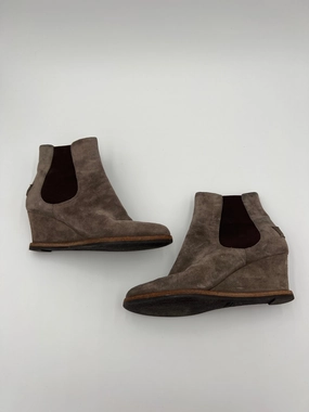 Comfort Strap Boots Luxury Designer By Fendi In Taupe, Size: 7