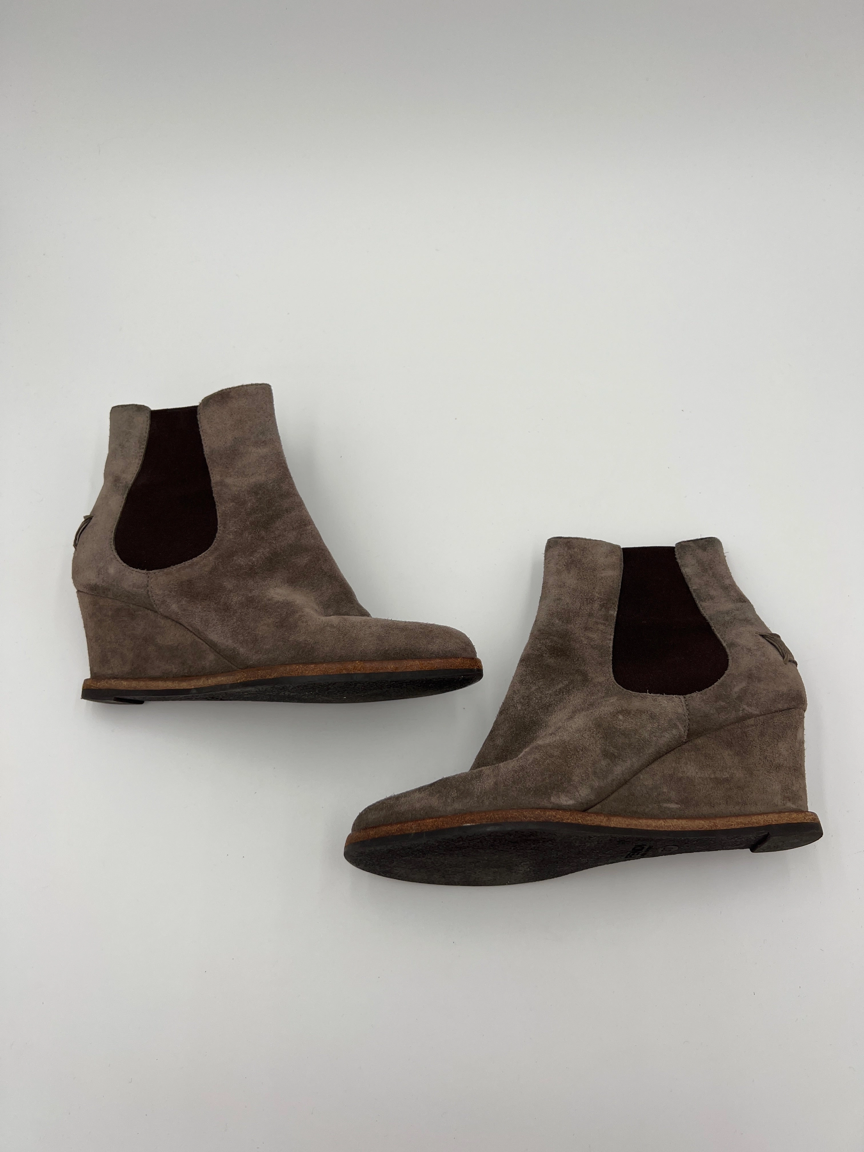 Comfort Strap Boots Luxury Designer By Fendi In Taupe, Size: 7