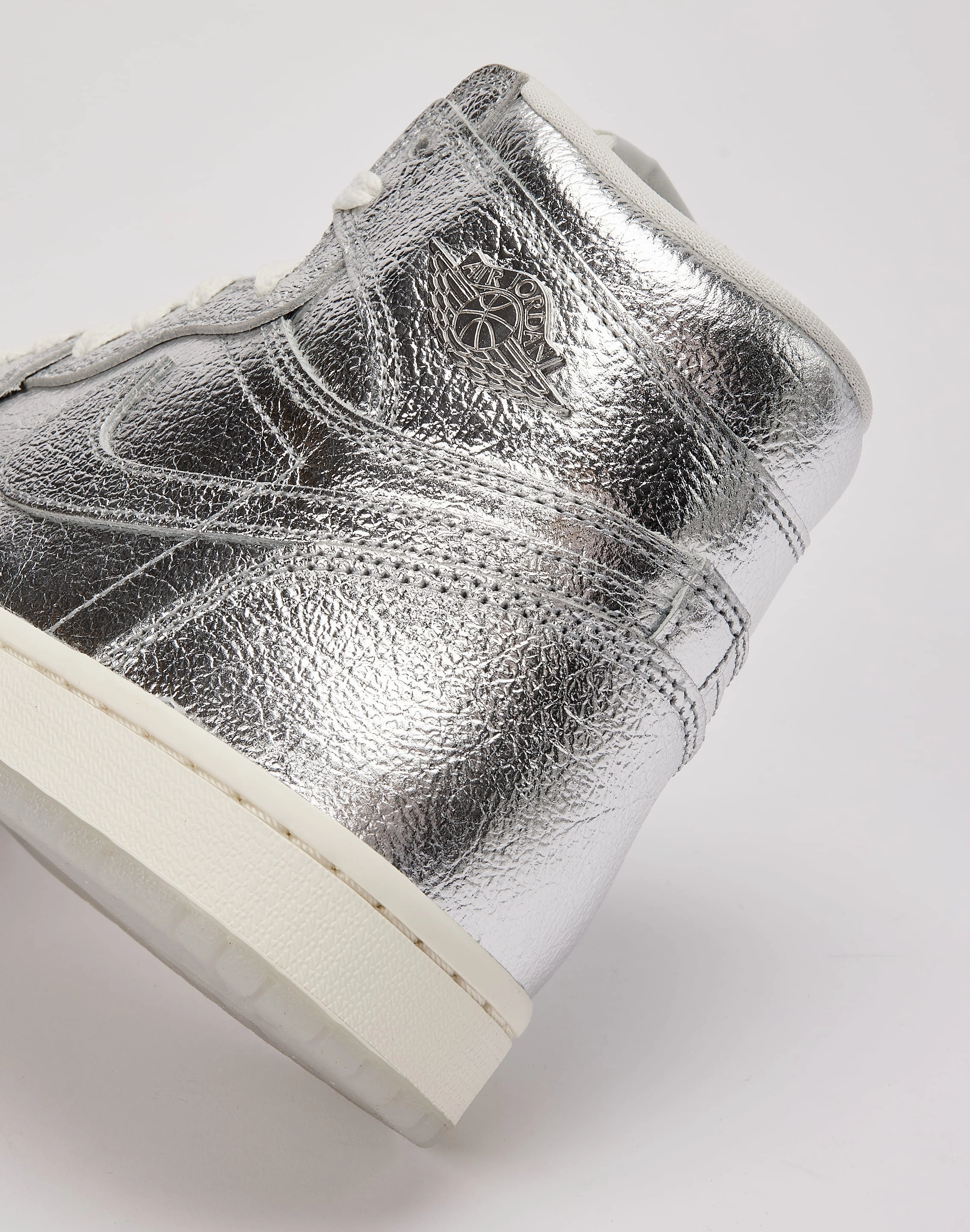 Jordan Air Jordan 1 Retro High OG 'Chrome' sports Trendy