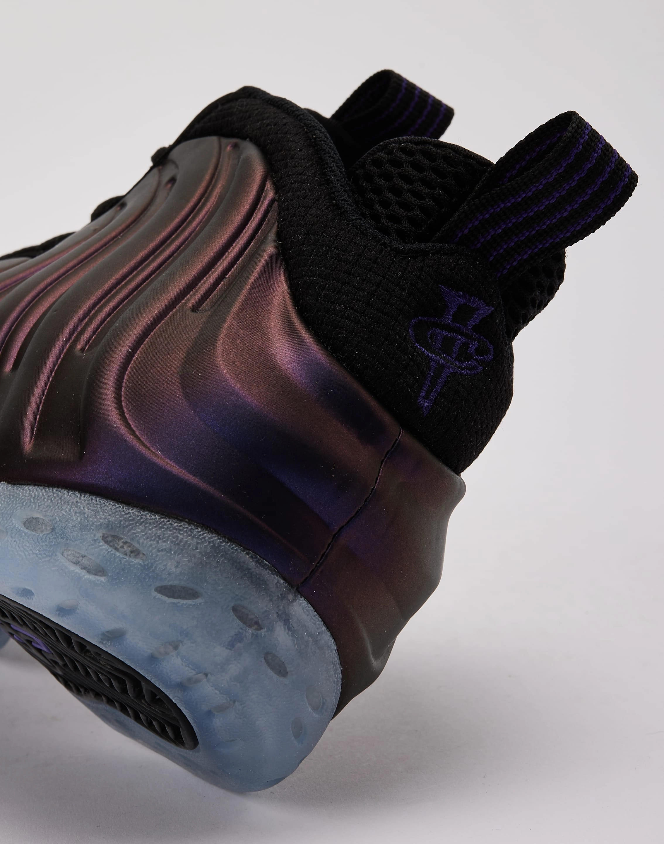 Dust Guard Nike Air Foamposite One 'Black and Varsity Purple'