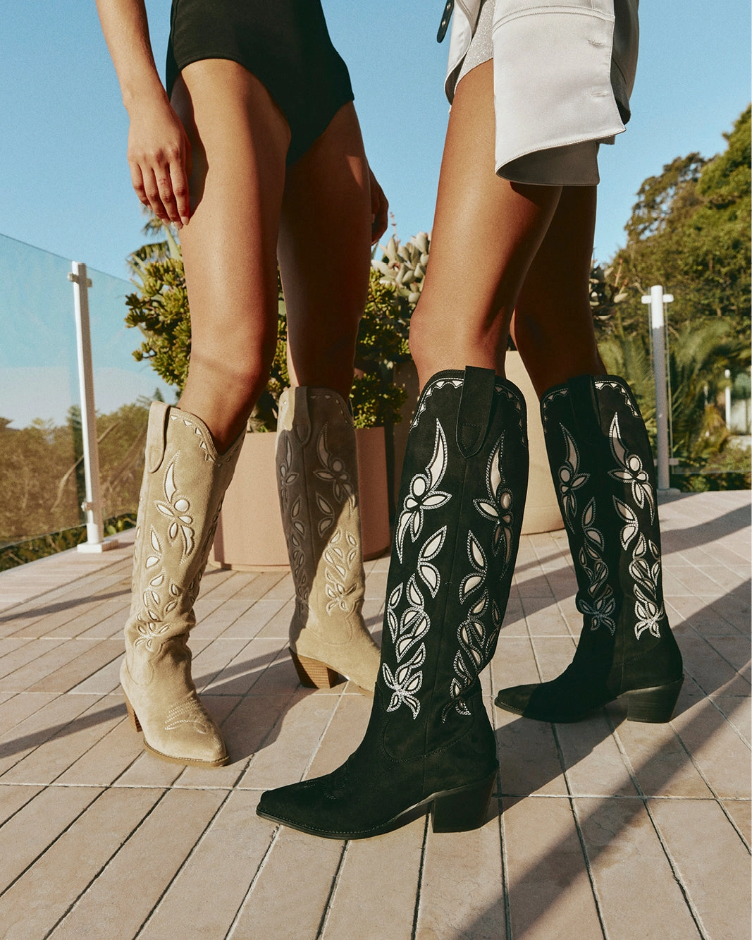 DELLA - BLACK SUEDE Padded Interior Active Nomad