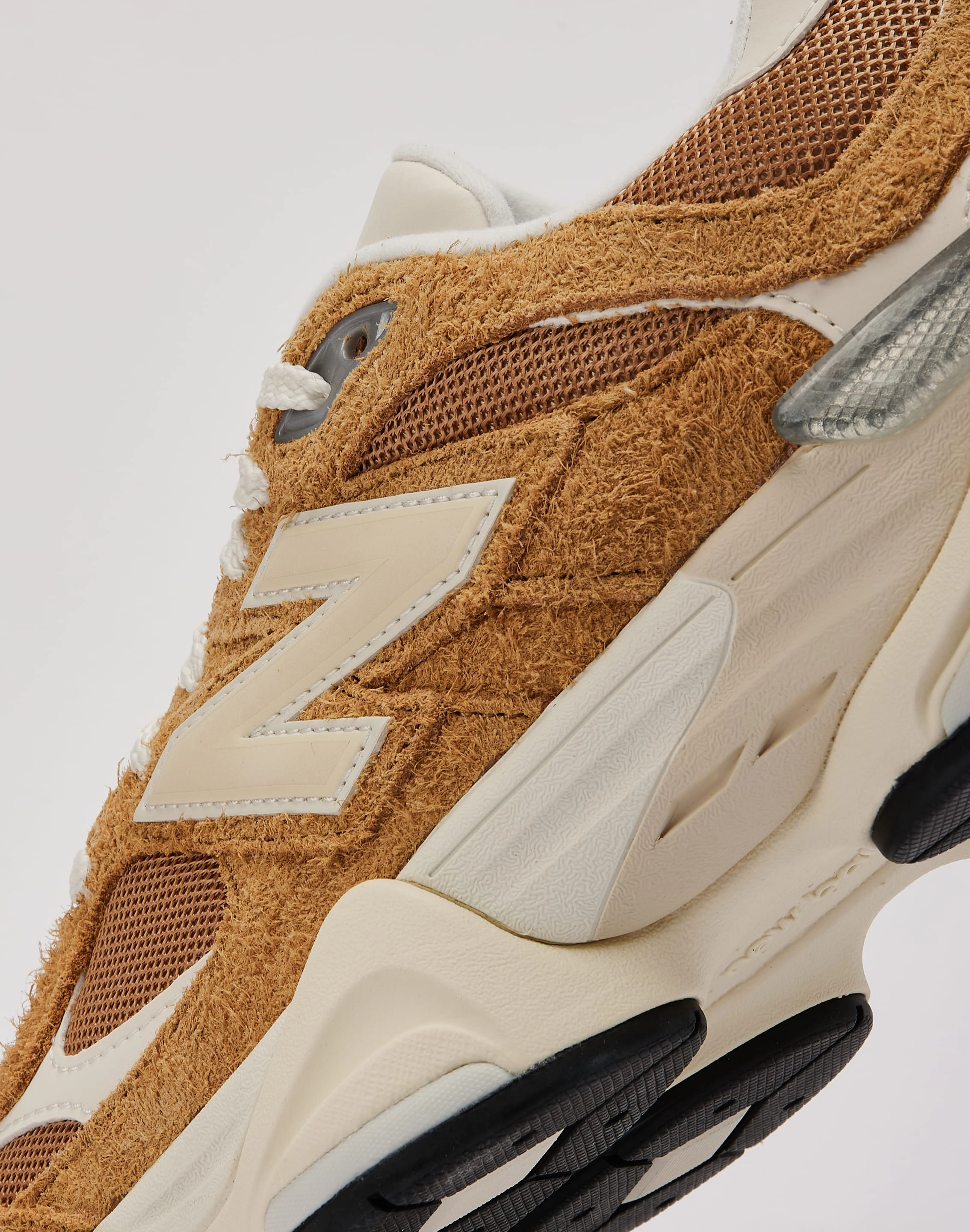 competitive runner New Balance 9060