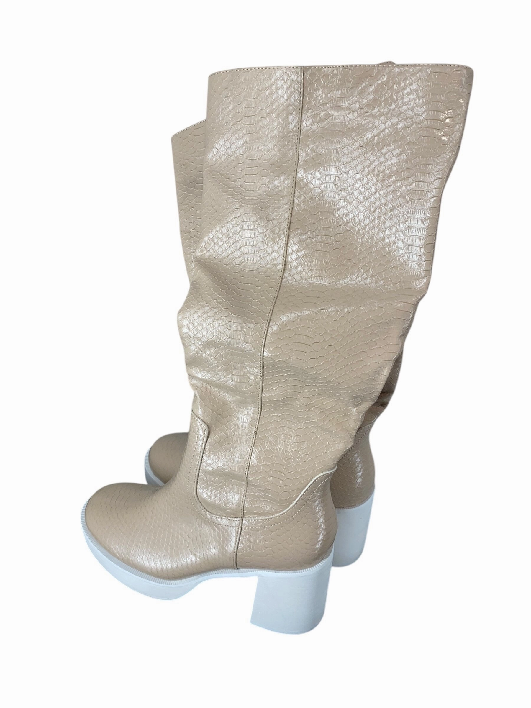 Cushioned Step Urban Commute Boots Knee Heels By Clothes Mentor In Tan & White, Size: 7