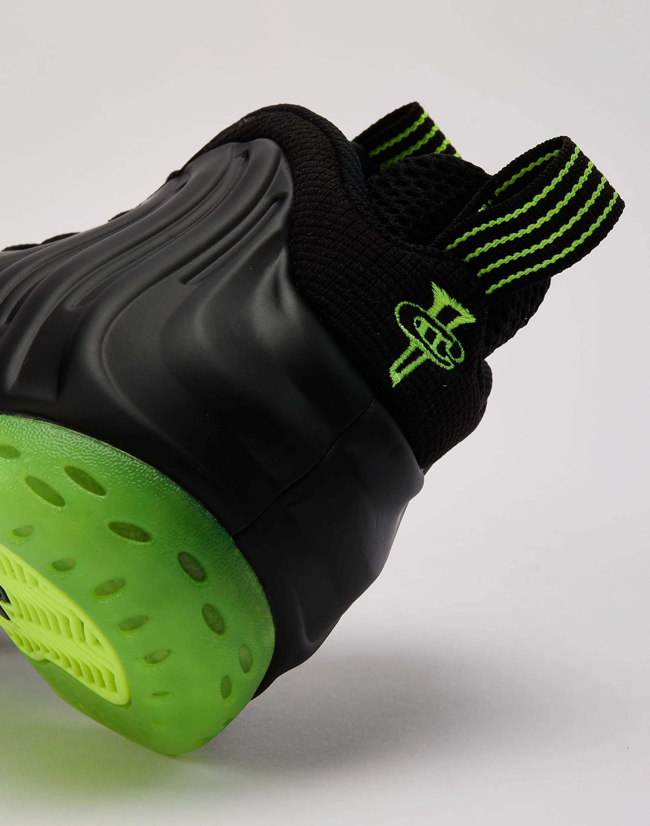 Nike Air Foamposite One 'Black Volt' group walk Wide toe box