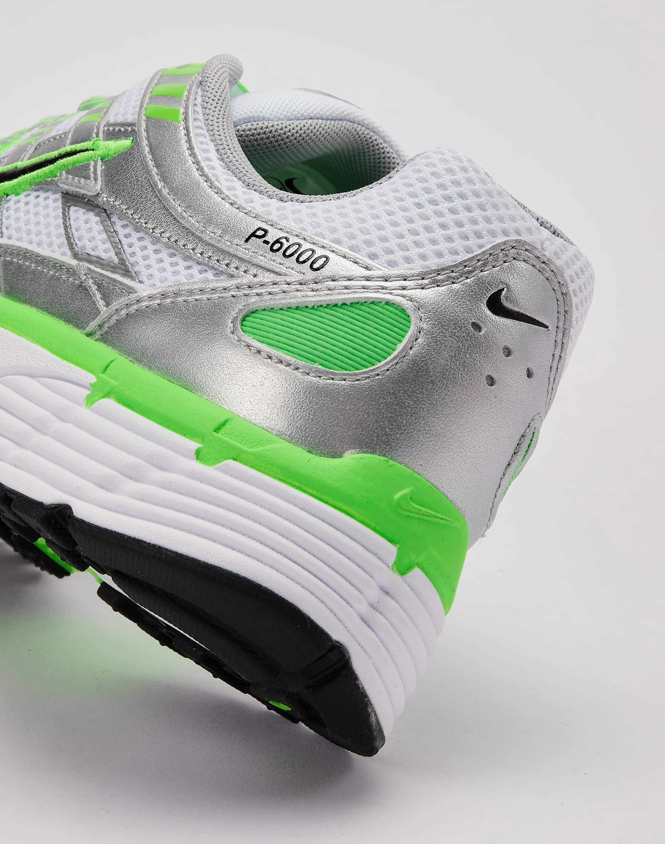 easy - to - wear shoes Nike P-6000 SE