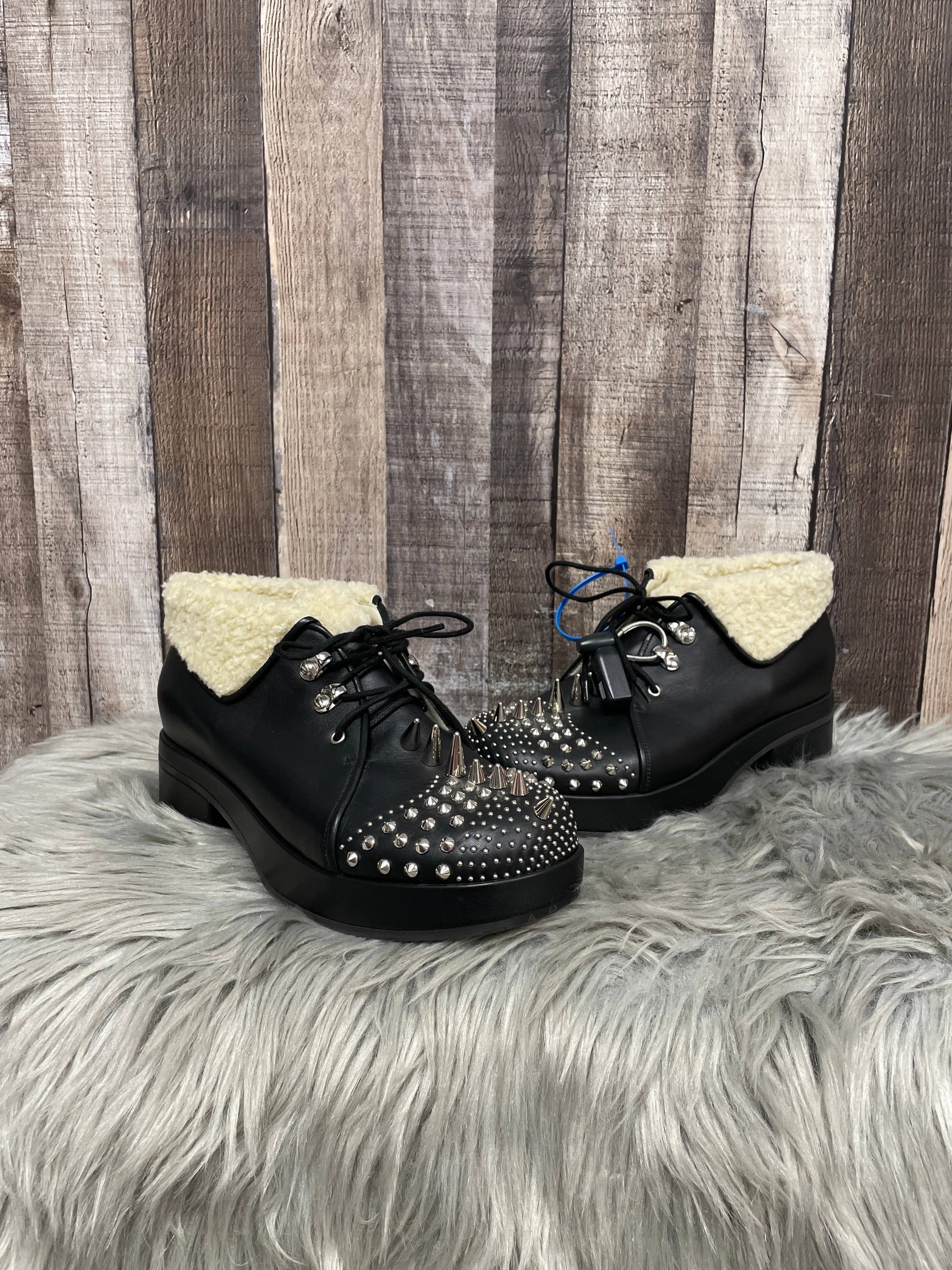 Shoes Luxury Designer By Gucci In Black, Size: 9.5 Teen Edge