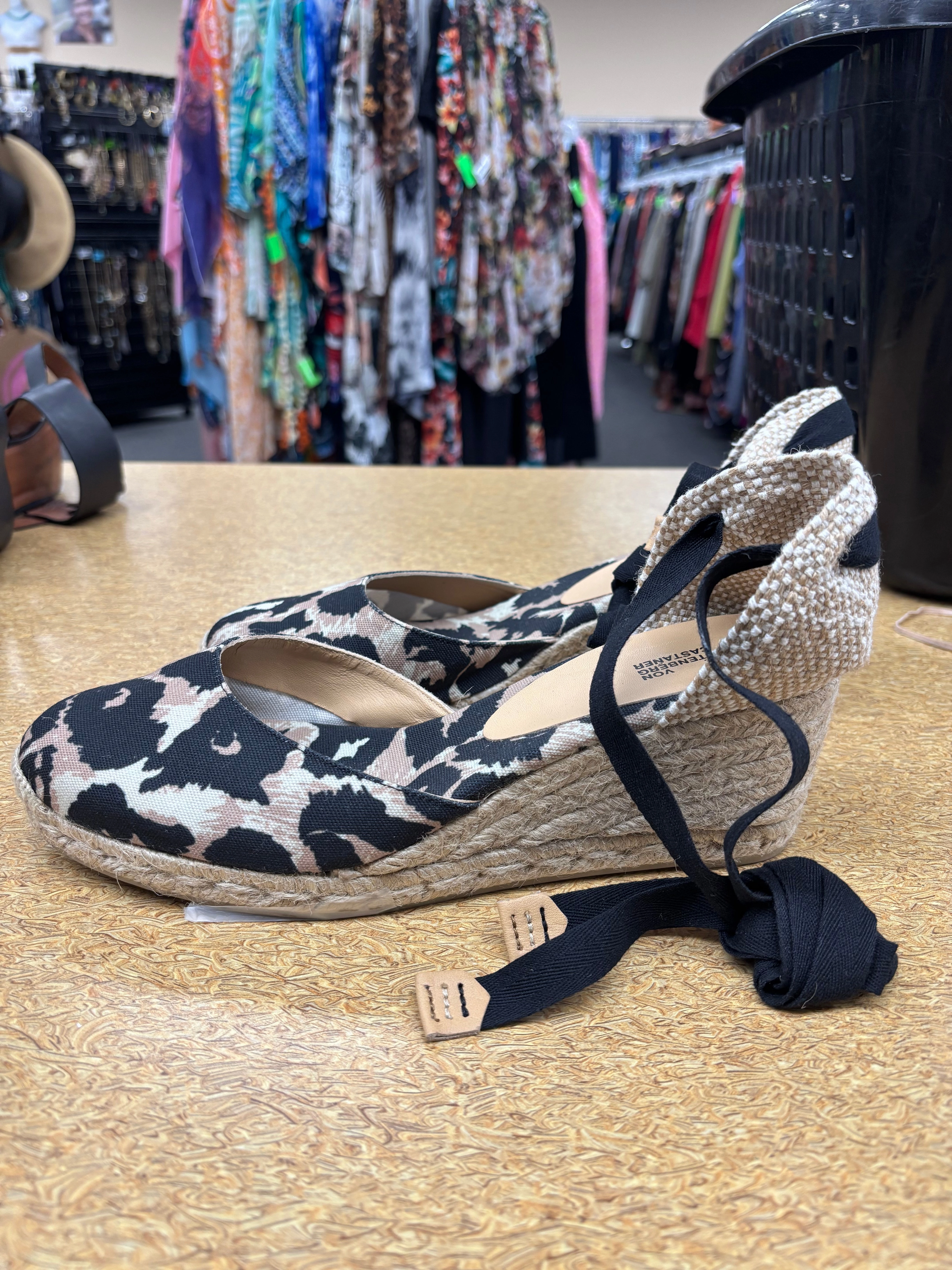 Shoes Designer By Diane Von Furstenberg In Animal Print, Size:10 Durable Build Airport Travel Lace Up Style