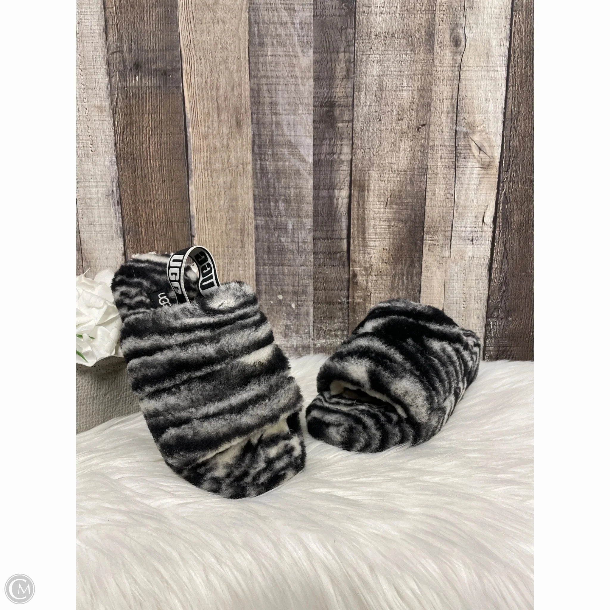 Slippers Designer By Ugg In Black & White Feather Light Travel Enthusiasts Ultra Light Construction