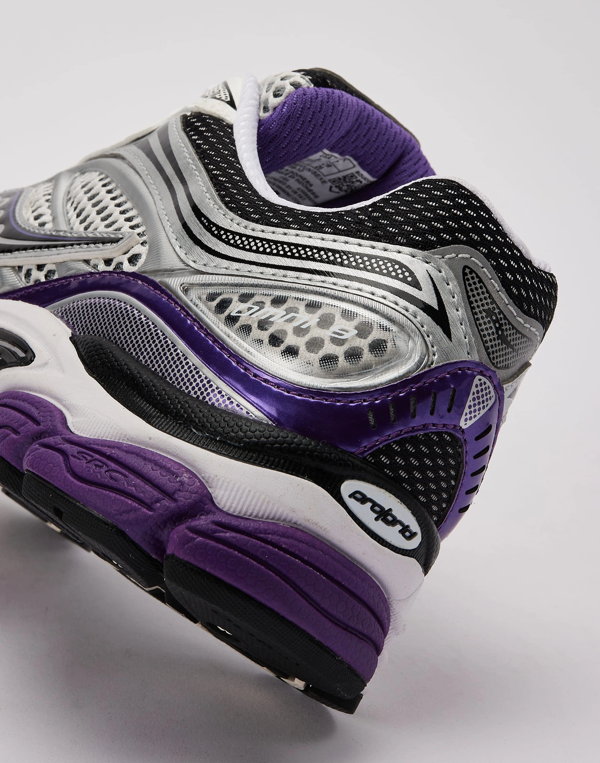 single - colored Saucony ProGrid Omni 9