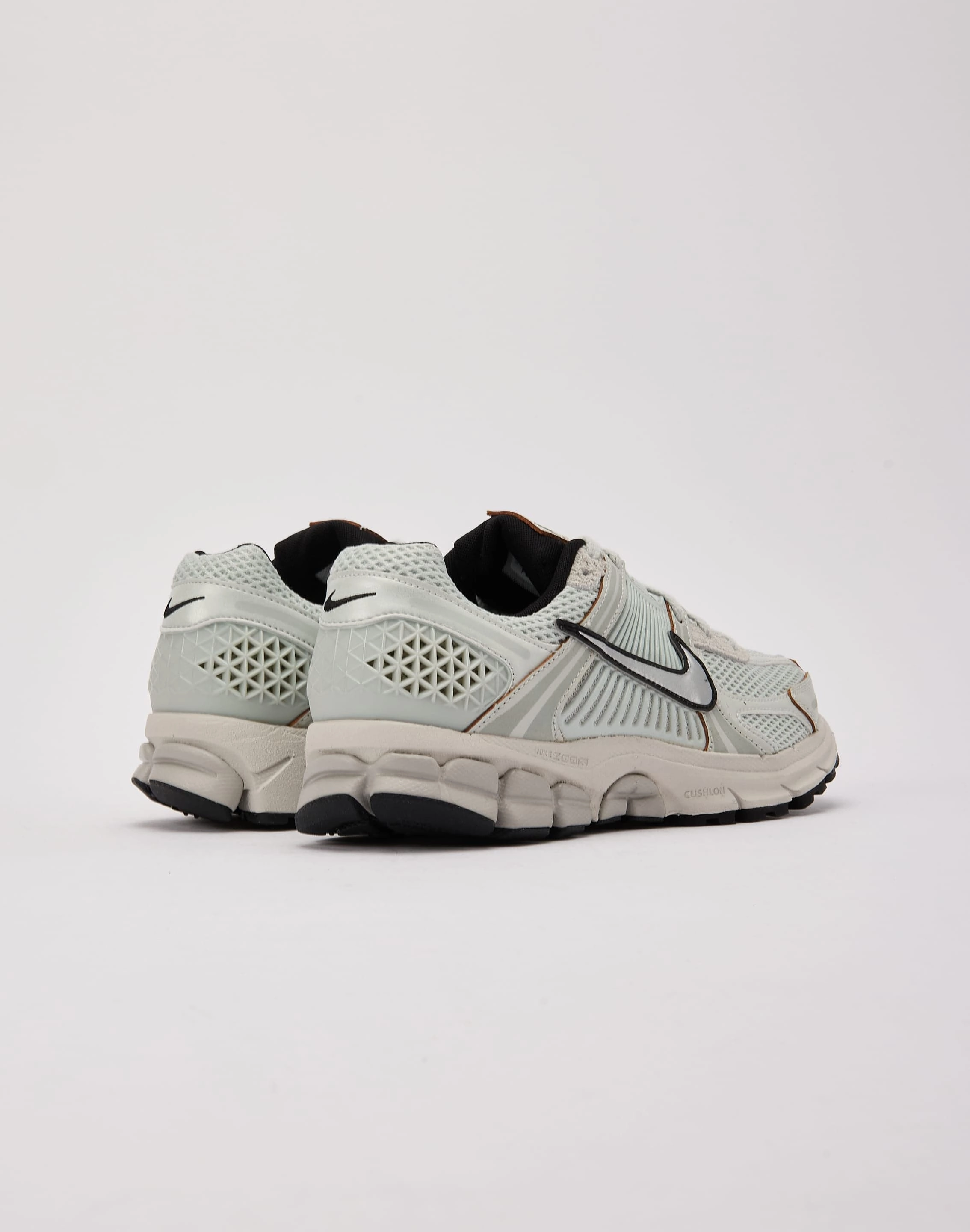 Contoured Footframe hiking - like running shoes Nike Zoom Vomero 5