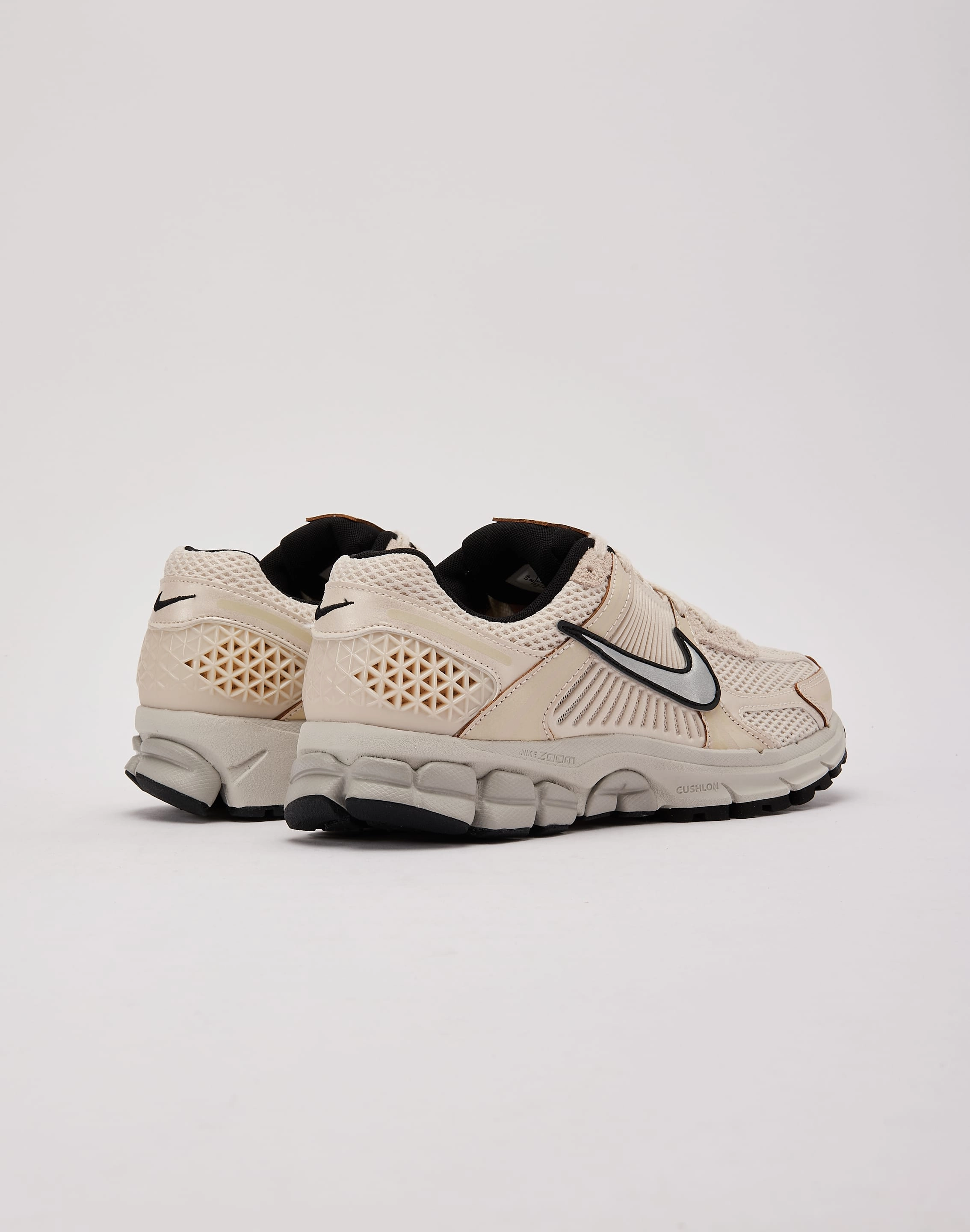 Ventilated Footbed Tech volleyball player shoes Nike Zoom Vomero 5