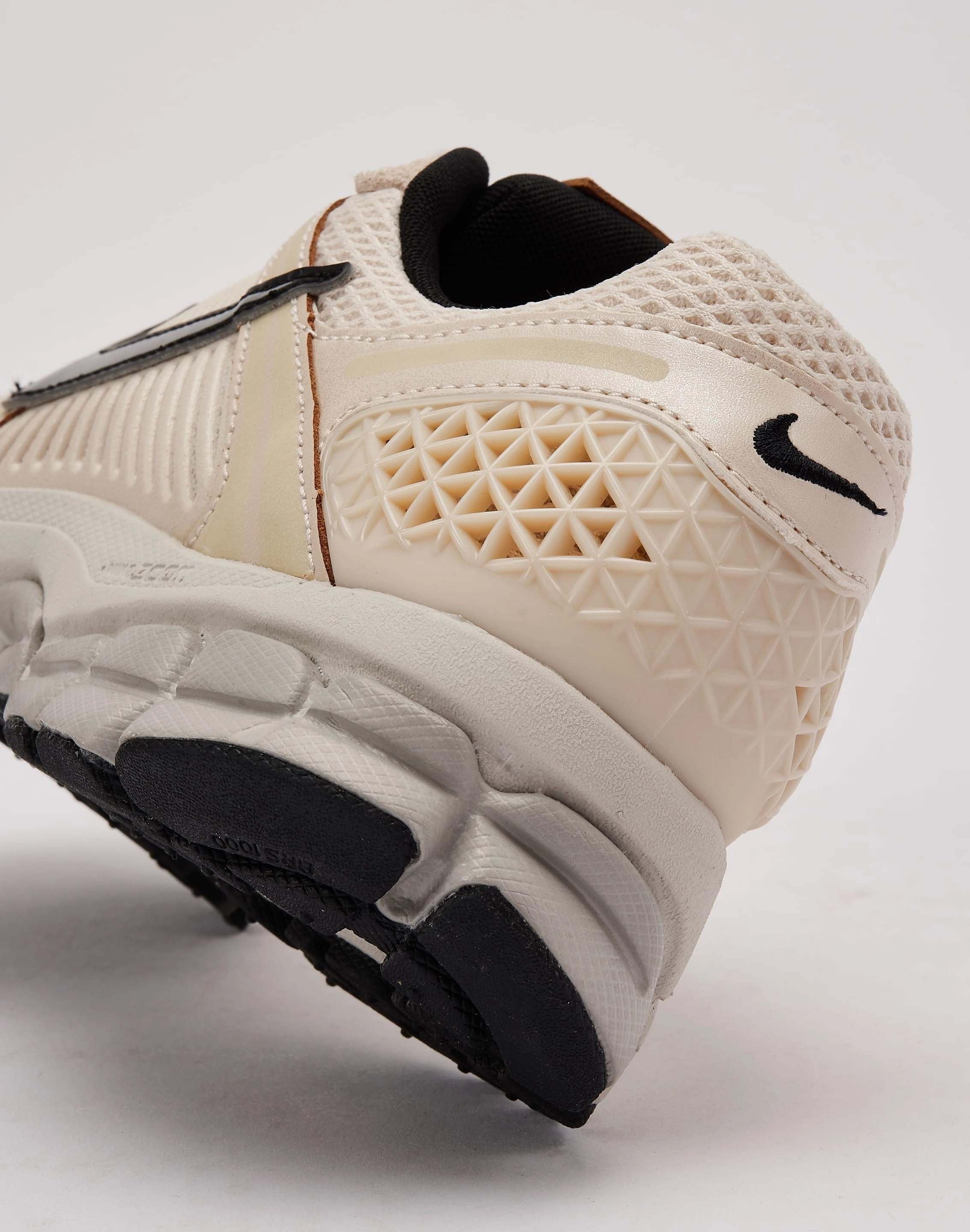 Nike Zoom Vomero 5 Cushioned Ankle Enhanced Performance