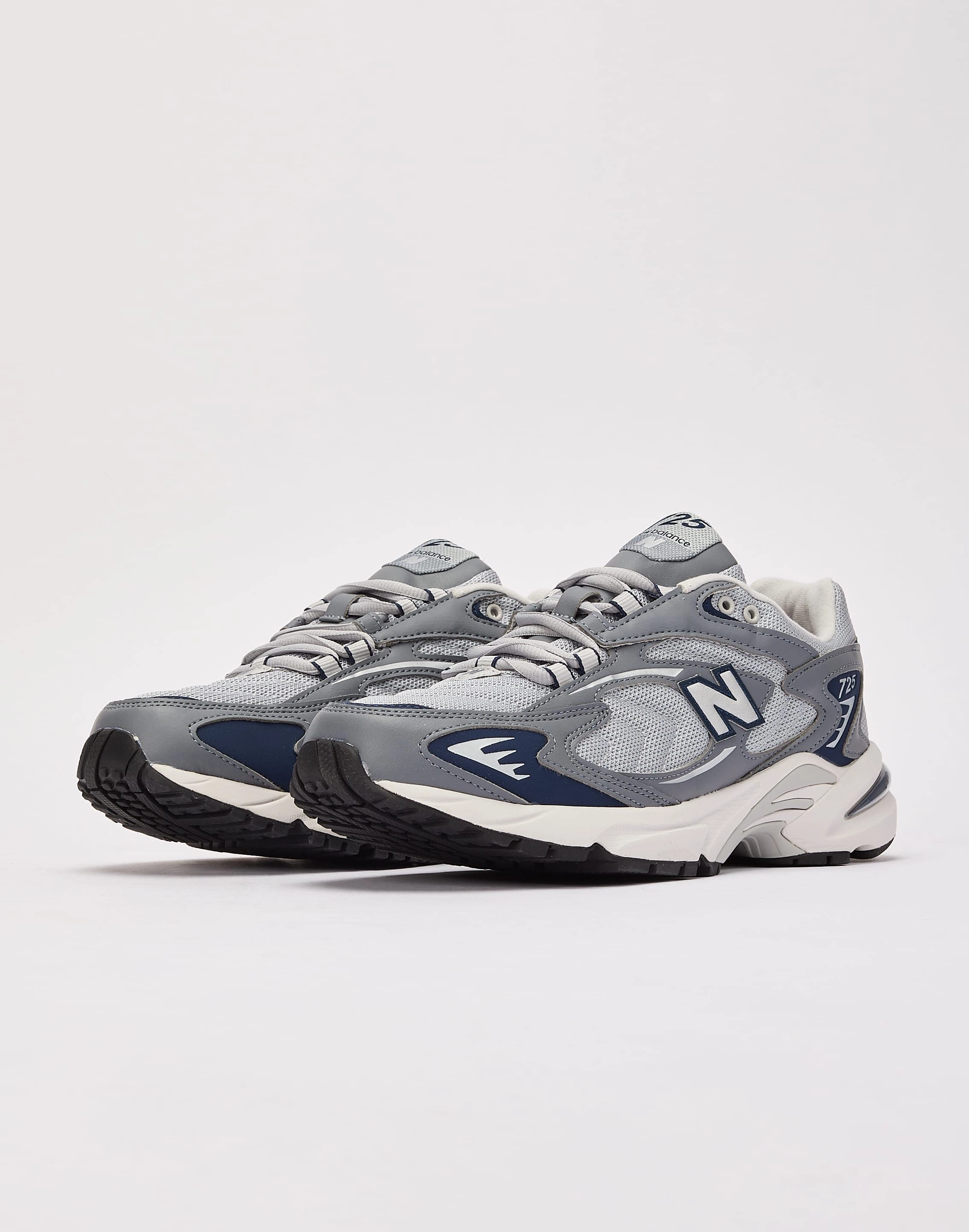 Dot running in a savannah area shoes New Balance 725v1