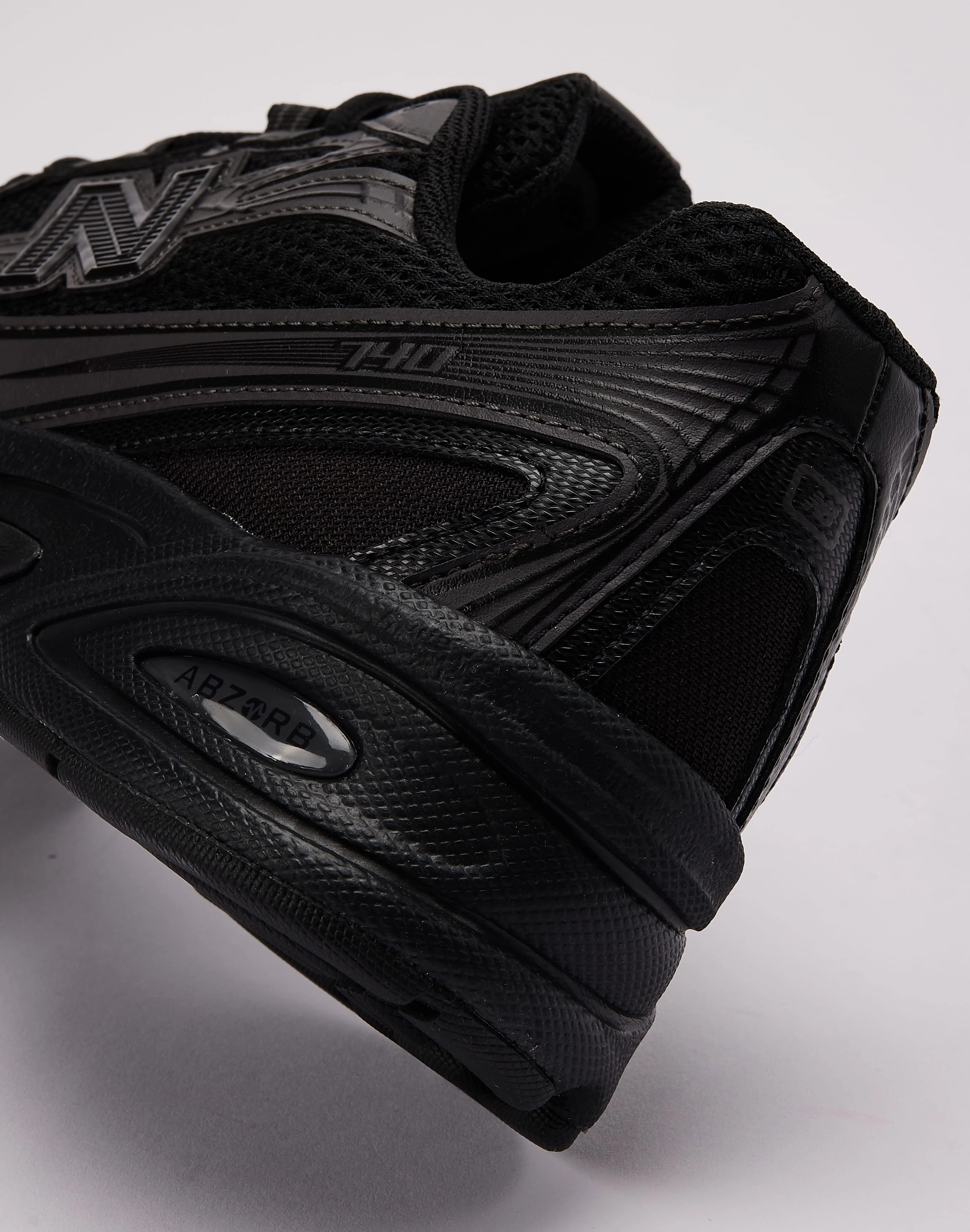 balance shoes running on a synthetic track shoes New Balance 740