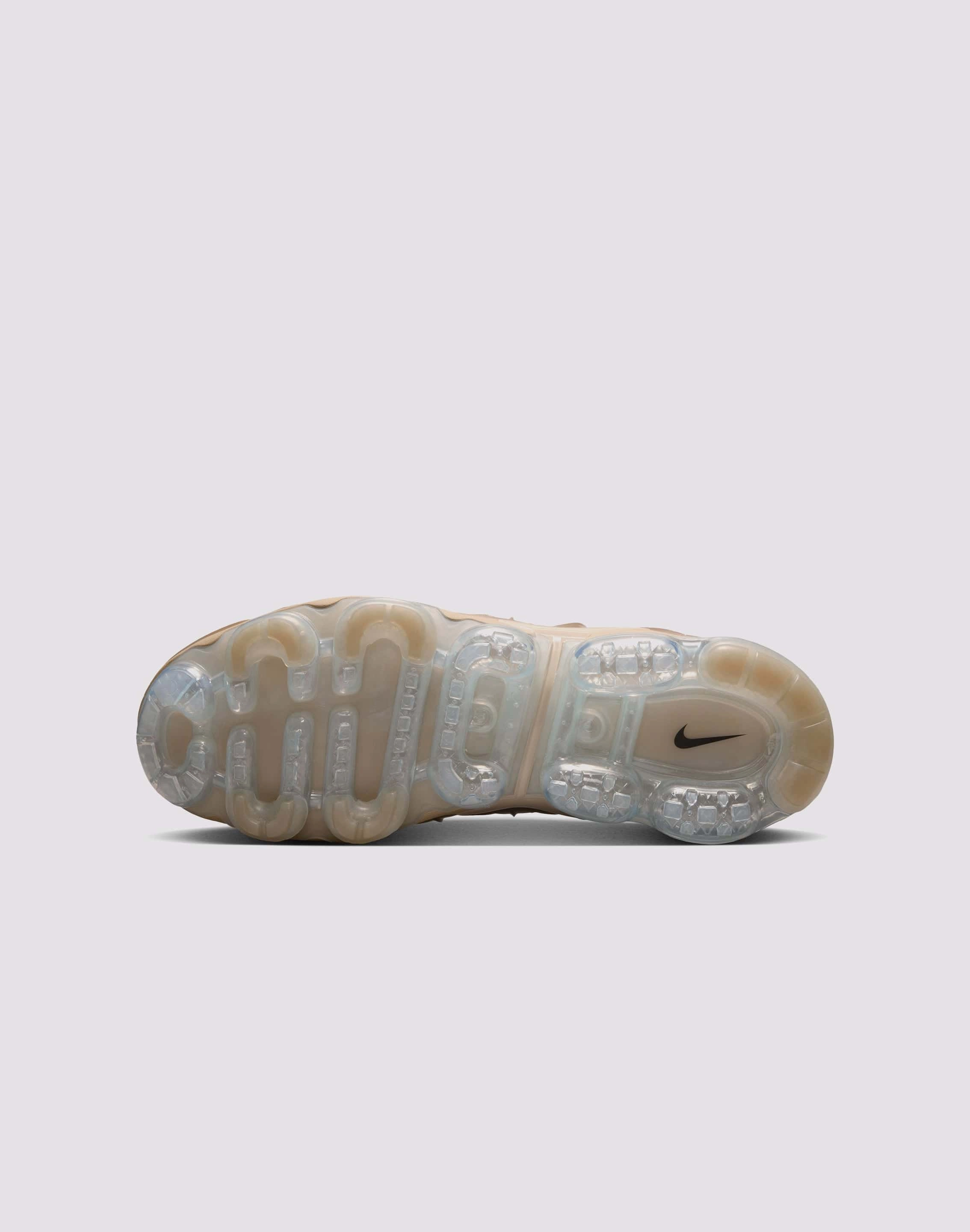 Lightweight Outsole Design anatomical - shape shoes Nike Air VaporMax Plus