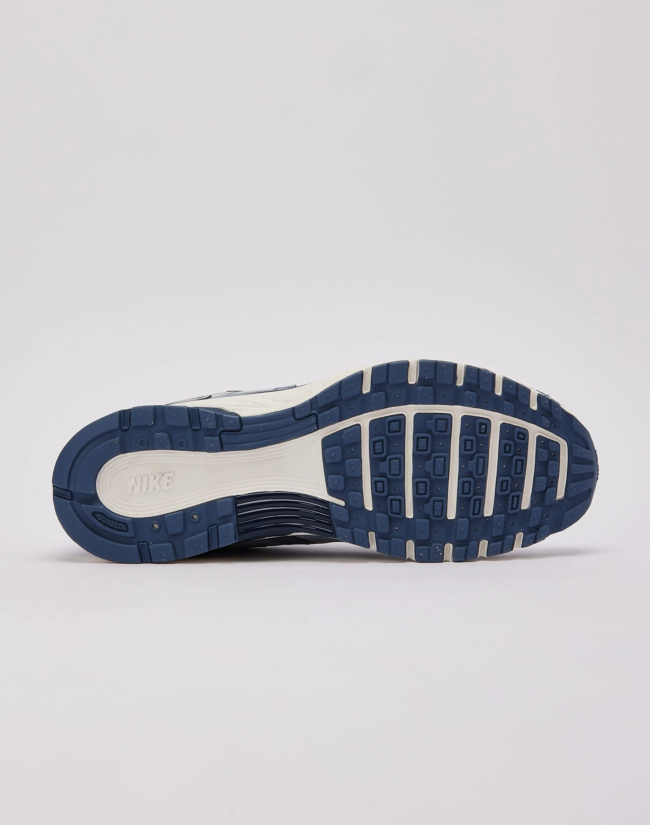 Monolithic Design running in the snow shoes Nike P-6000 SE