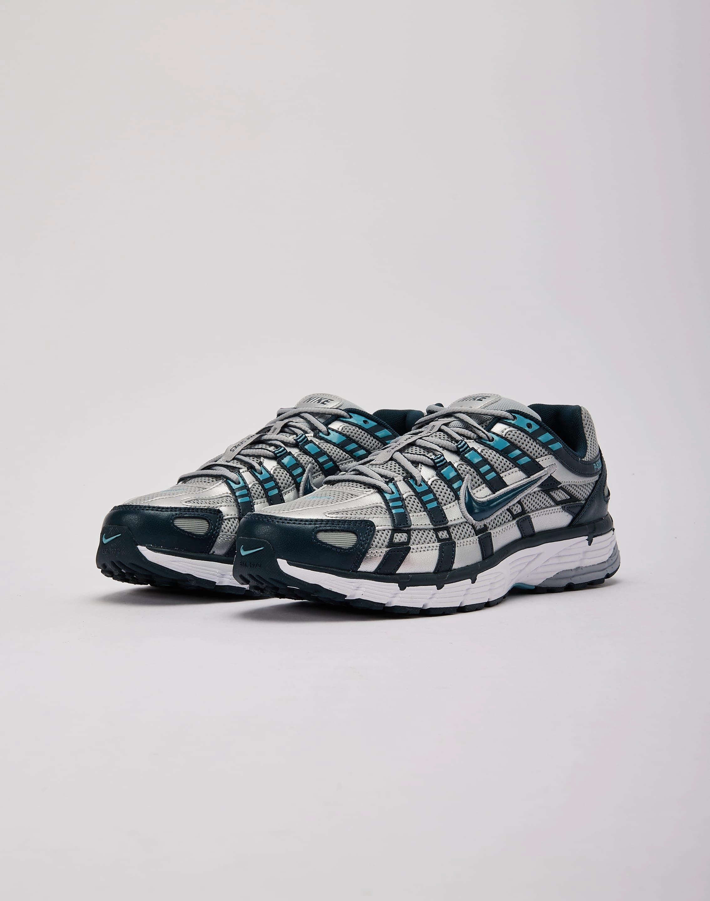 running with a Velcro closure Nike P-6000