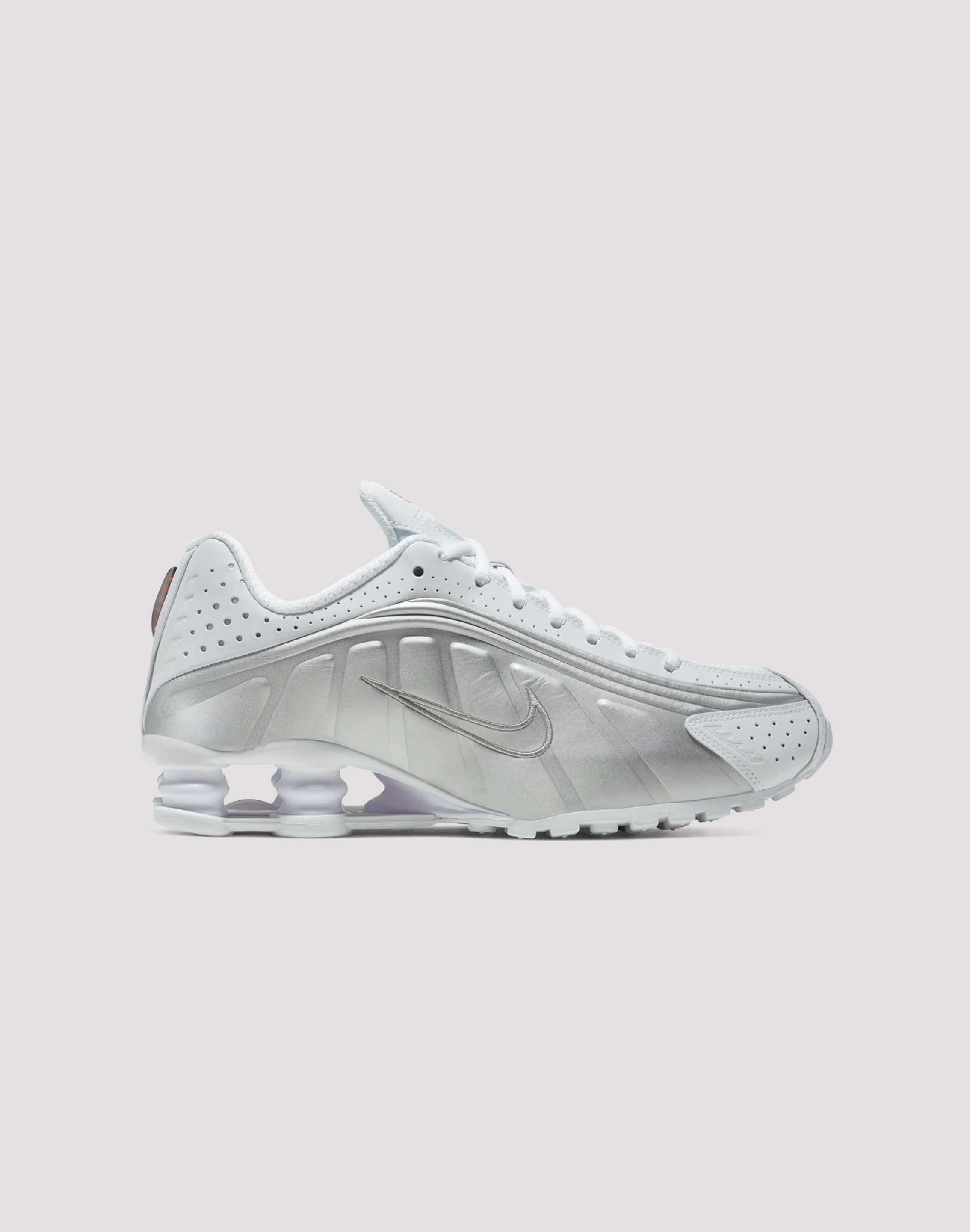 square - toe shoes Nike Shox R4