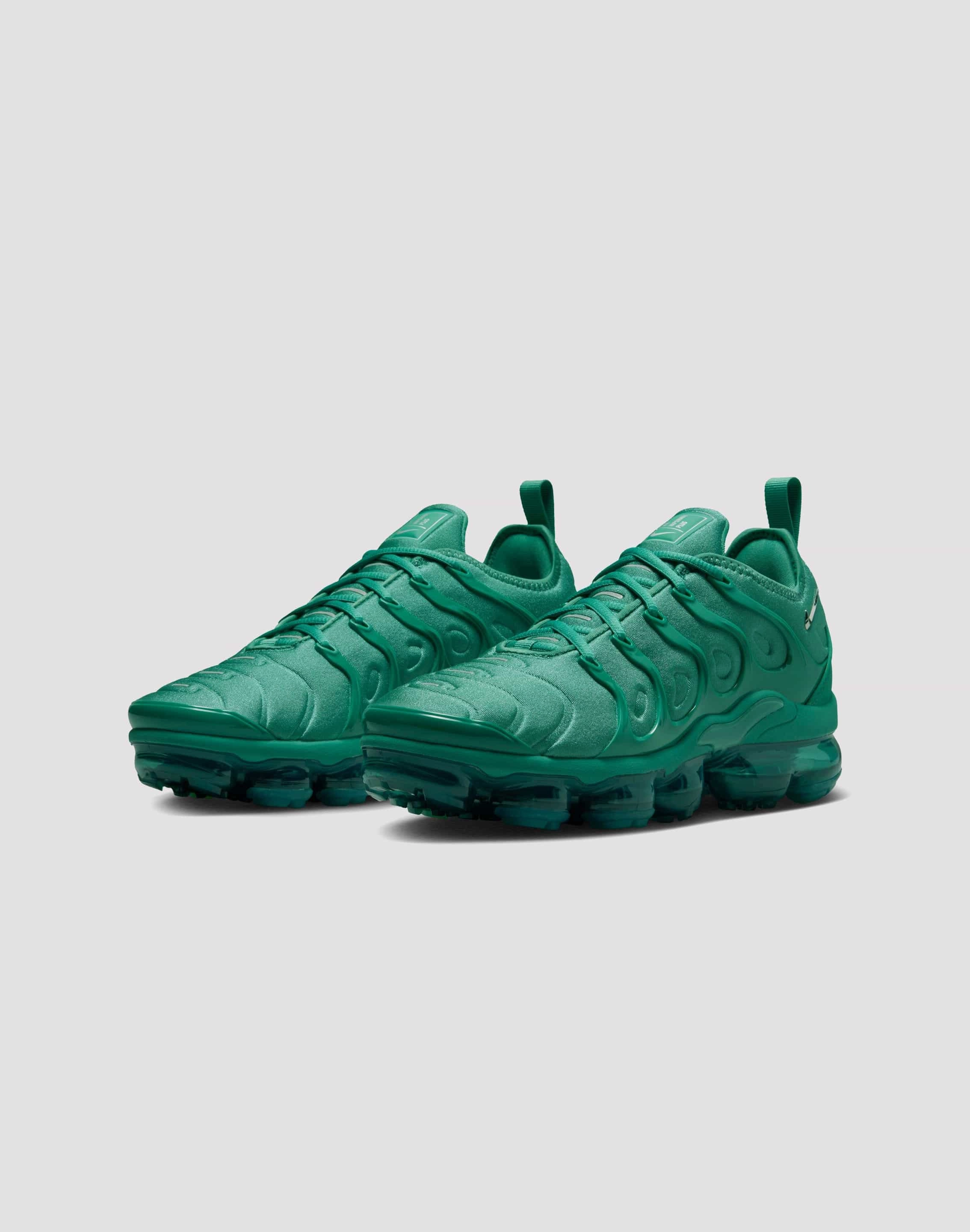 Soft - landing Nike VaporMax Plus "Bicoastal/Chrome/Metallic Silver"