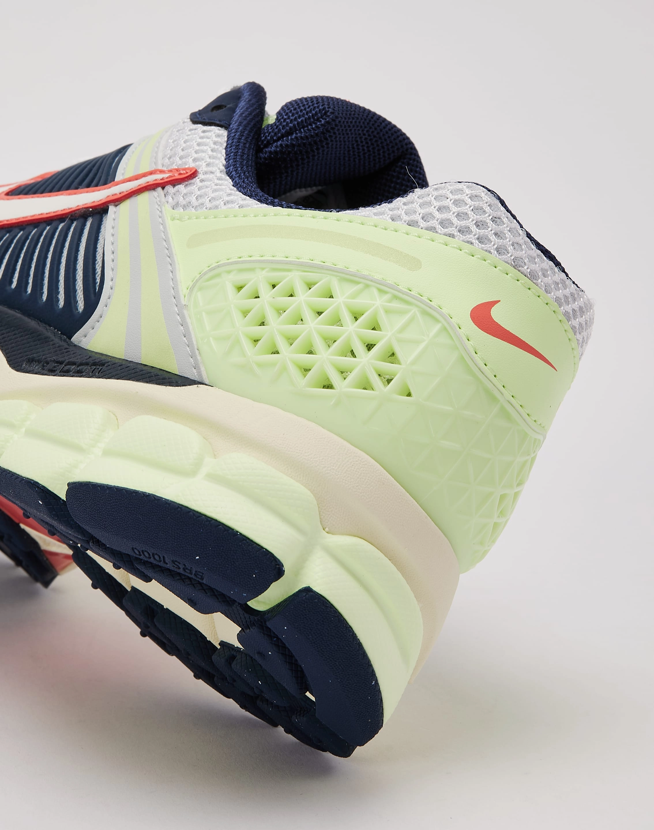 Flexible Sole Unit running in a funicular area shoes Nike Zoom Vomero 5