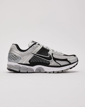 Nike Zoom Vomero 5 left - foot