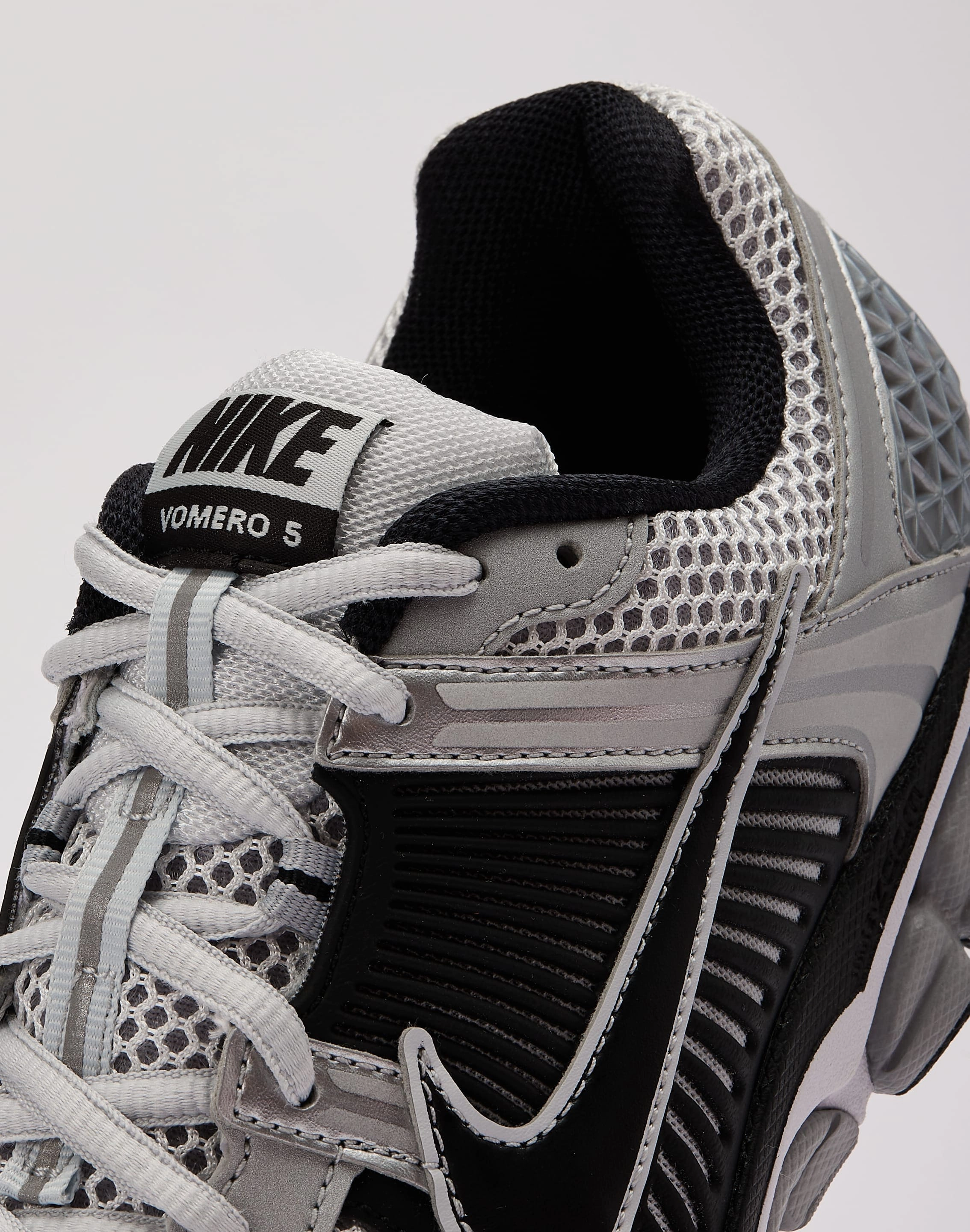 running shoes for professional male runners Nike Zoom Vomero 5