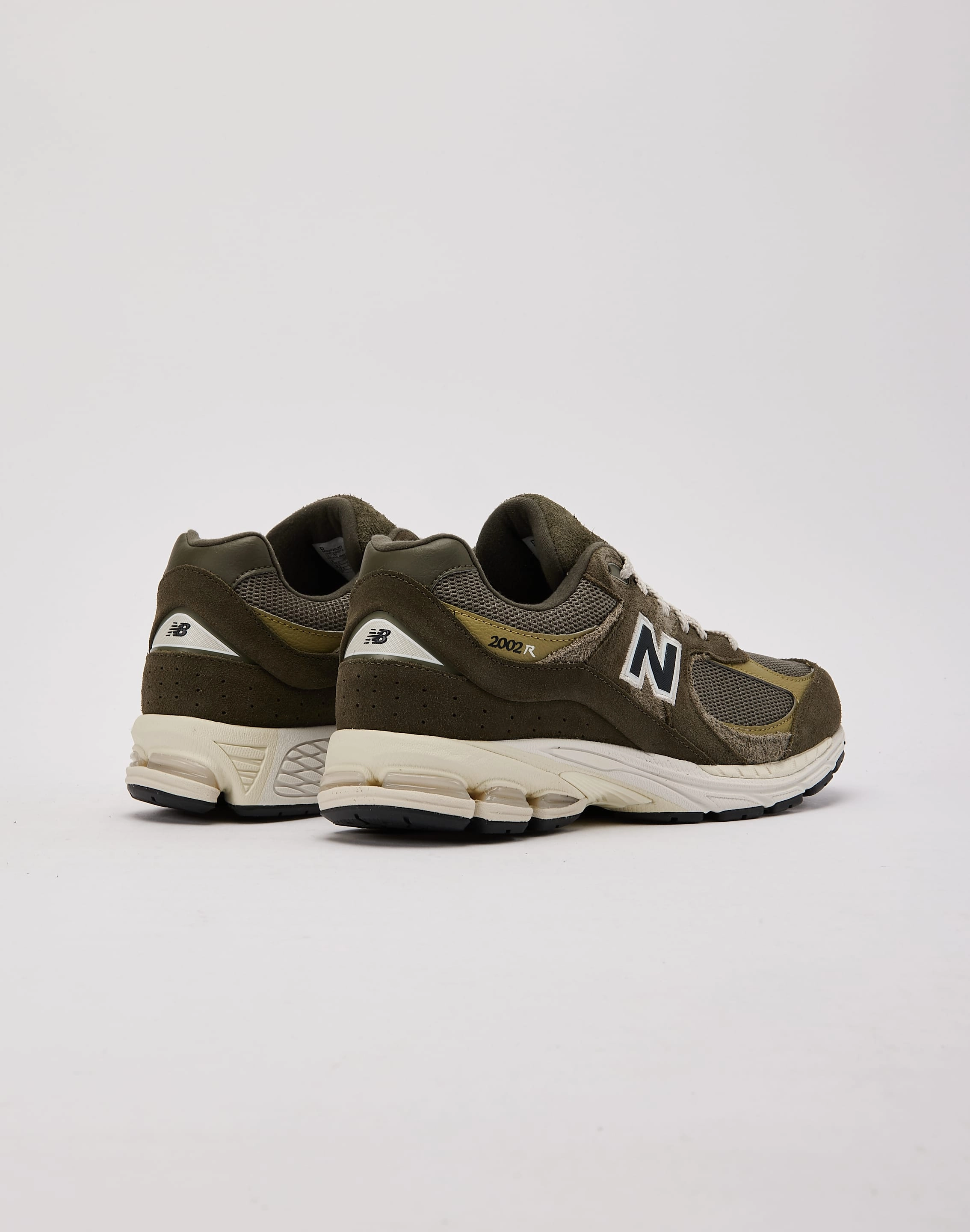 Oversized Collar running on the beach New Balance 2002R