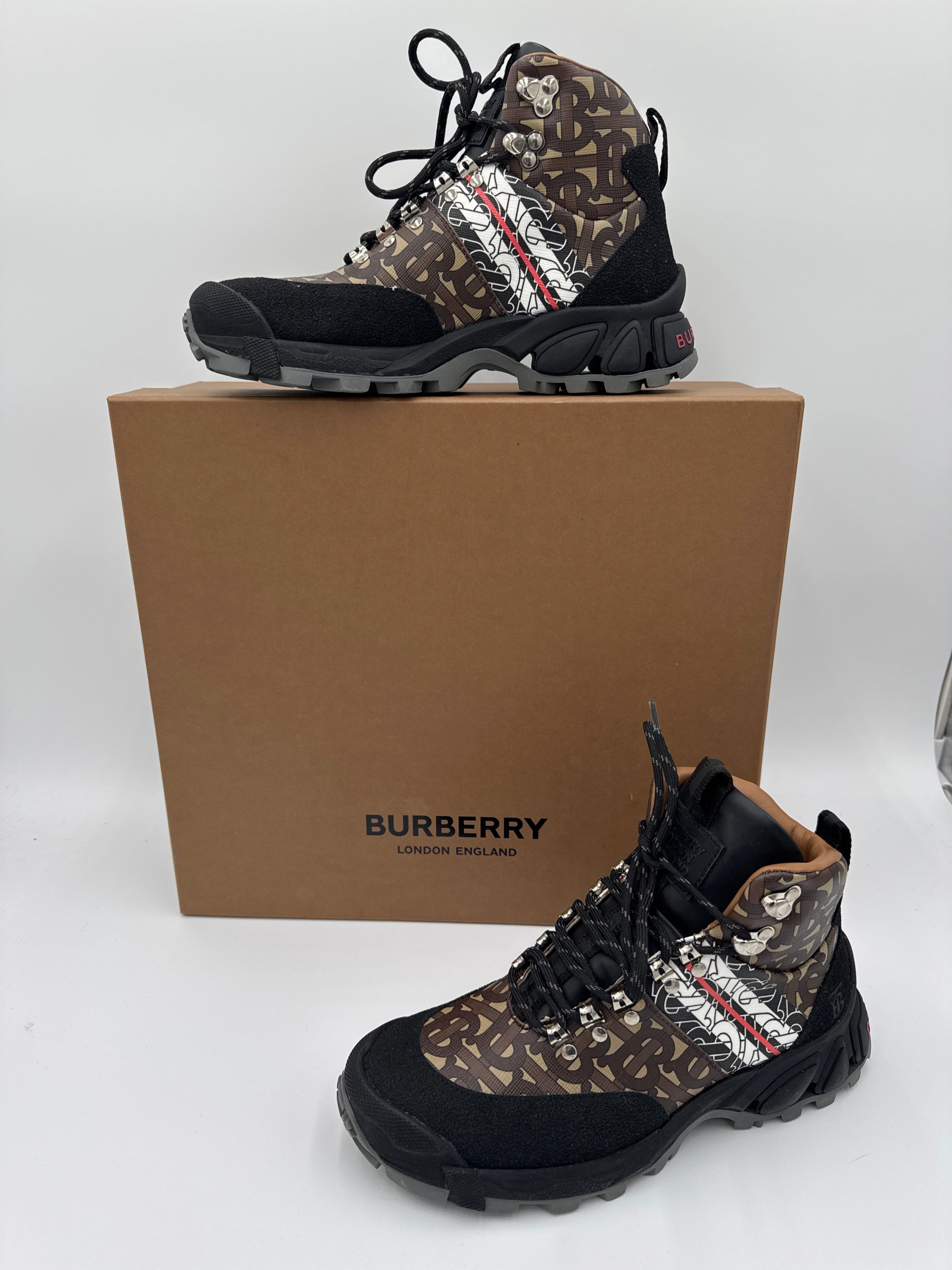 Feather Light Cold Weather Picnic Easy Boots Luxury Designer By Burberry In Brown, Size:8