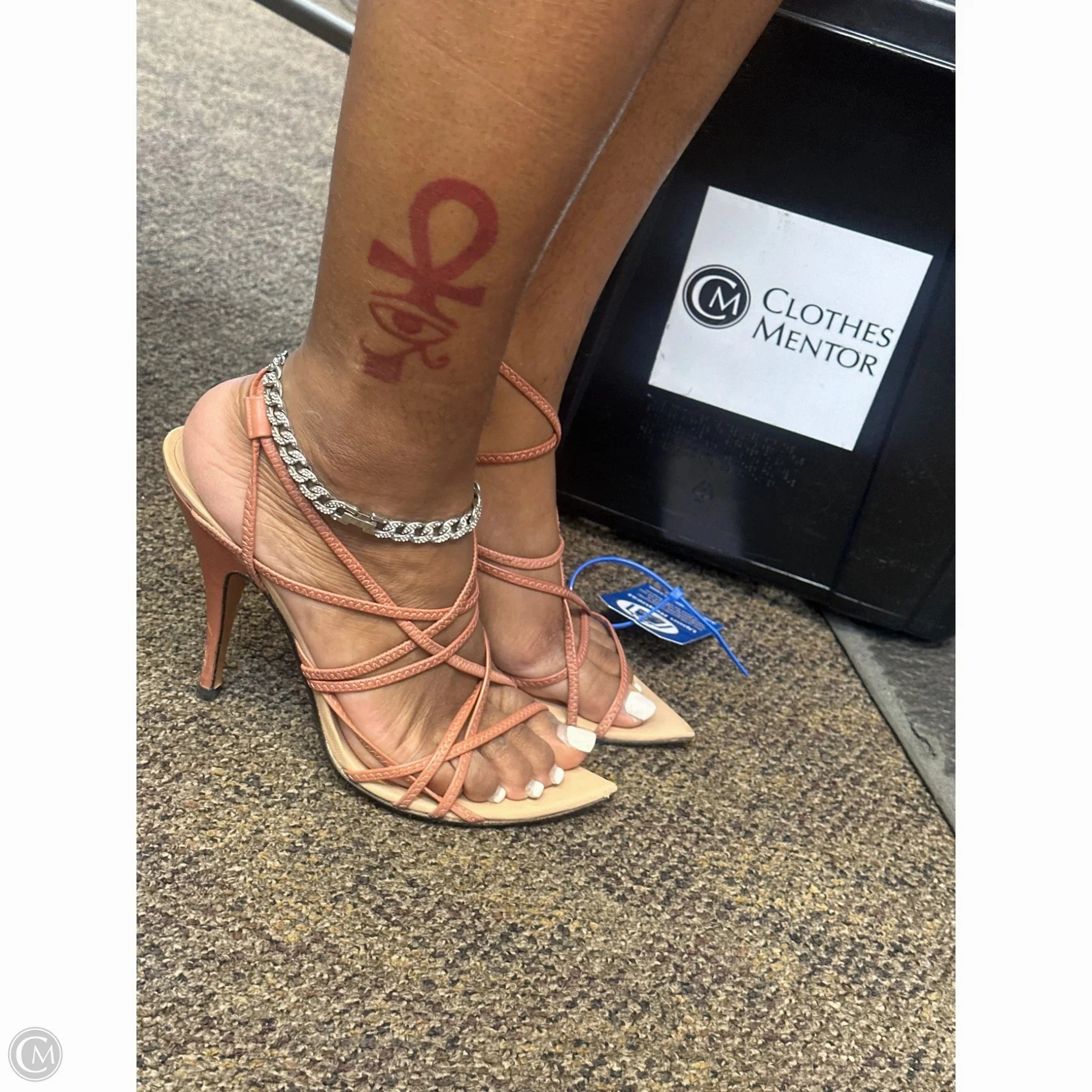 Sandals Designer By Gucci In Coral, Size: 8 Ventilation Perforation System