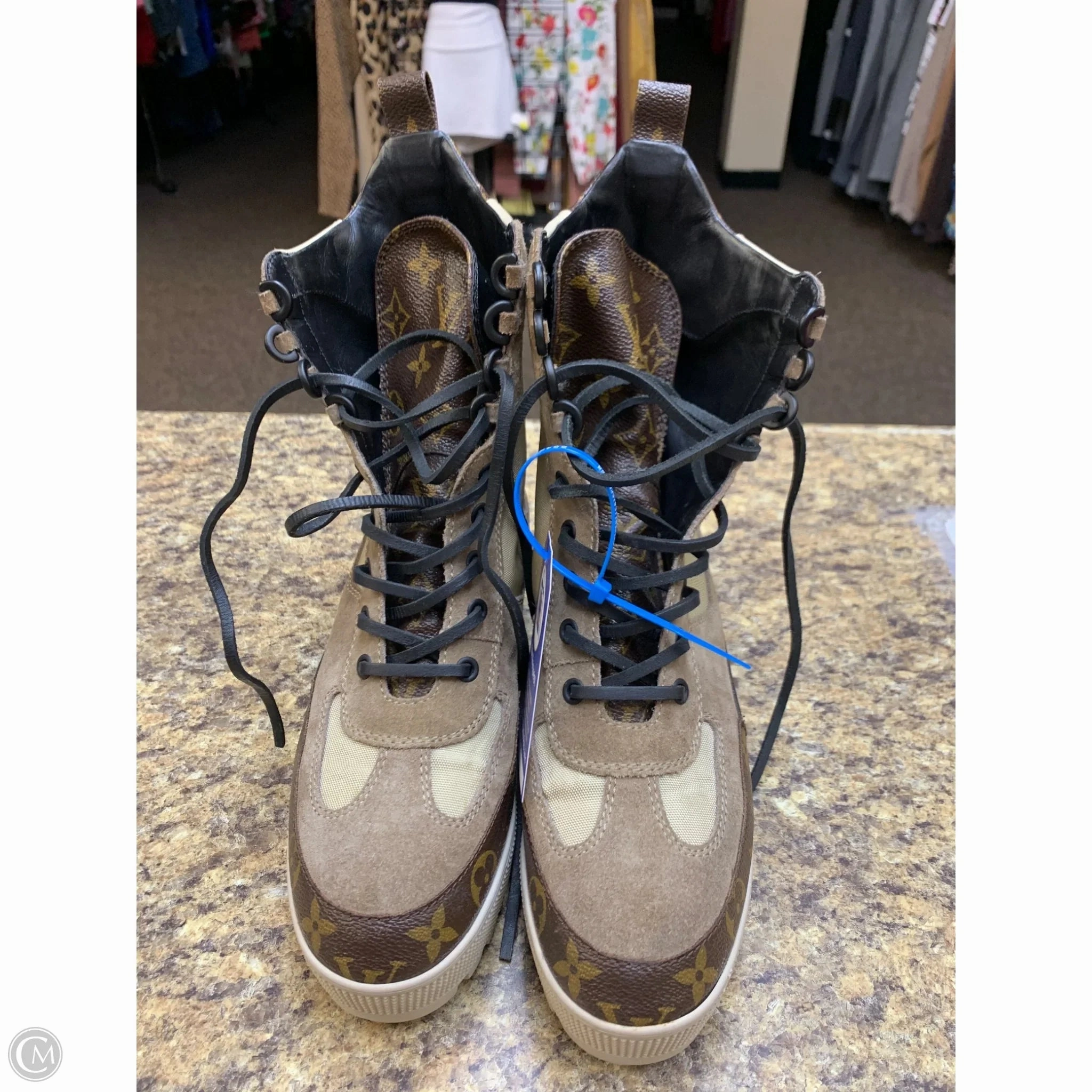 Shoes Luxury Designer By Louis Vuitton In Tan, Size: 9 Soft Material