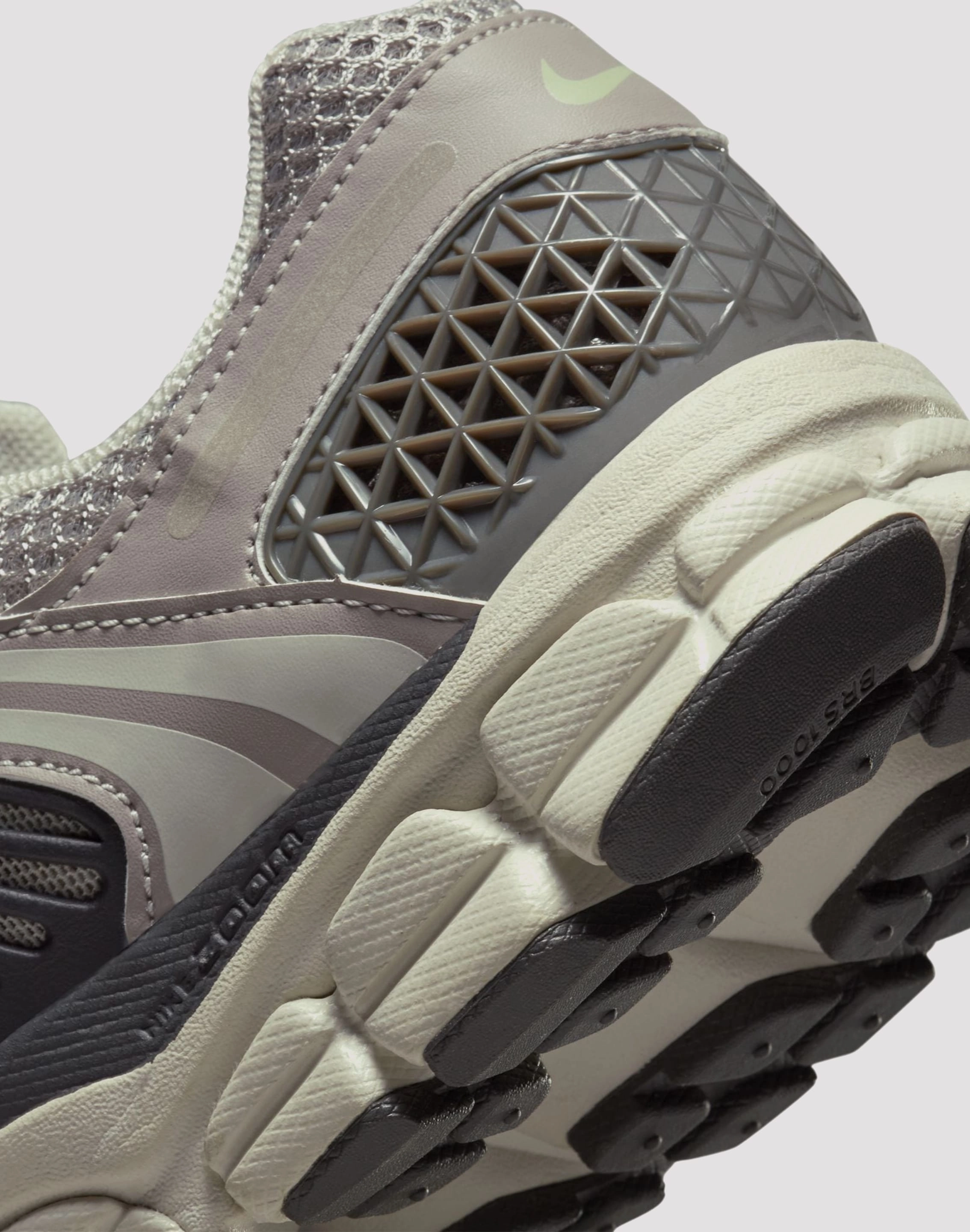 adjustable - lace shoes Nike Zoom Vomero 5 "Cobblestone/Light Bone"