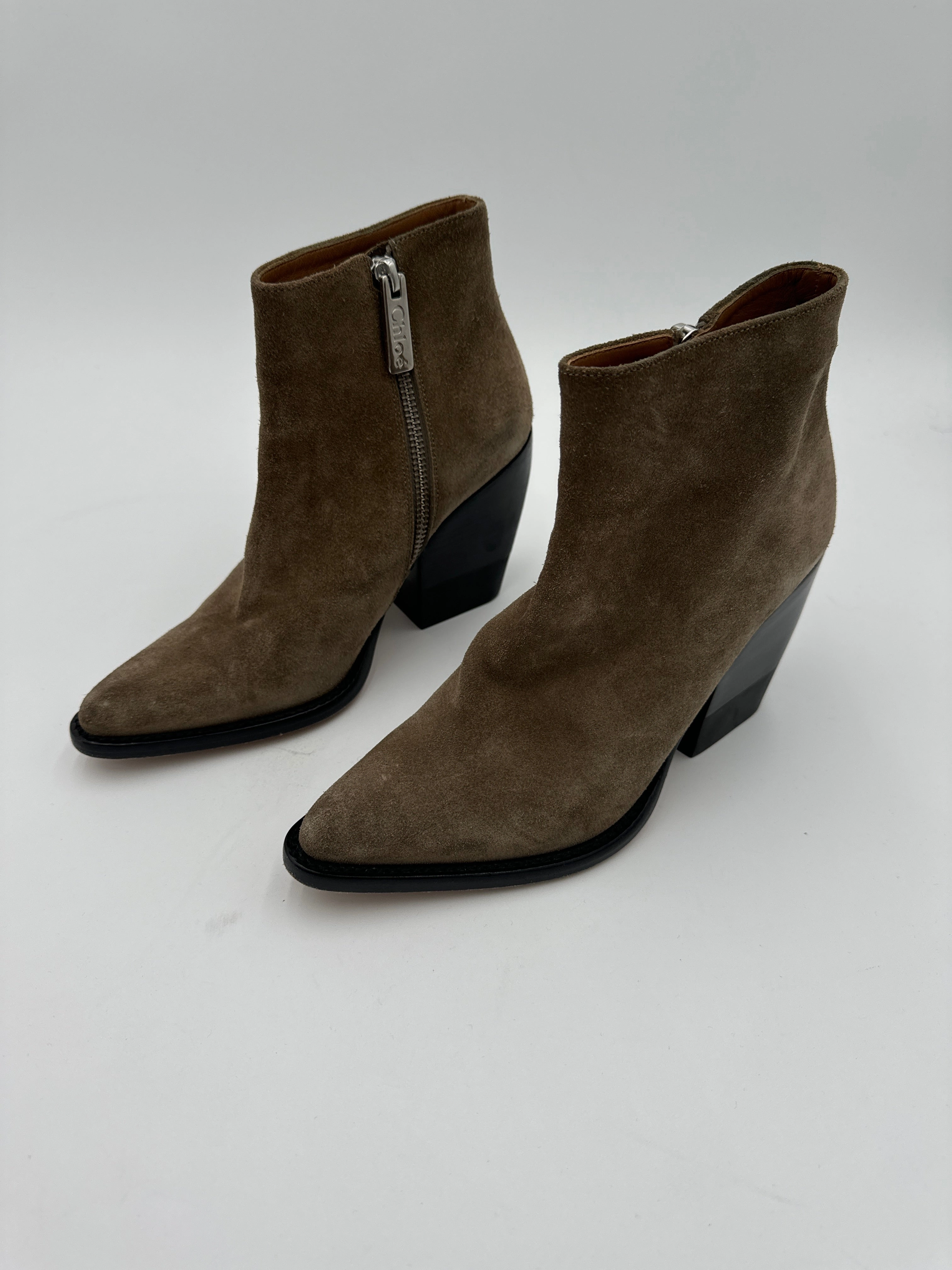 Light Core Arch Support Wellness Seekers Shoes Designer By Chloe In Green, Size: 7.5