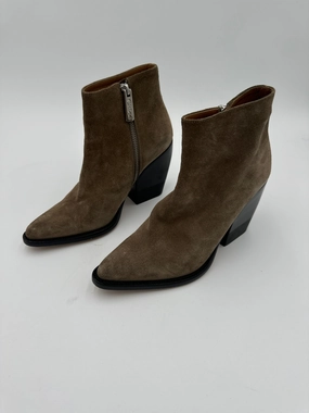 Light Core Arch Support Wellness Seekers Shoes Designer By Chloe In Green, Size: 7.5