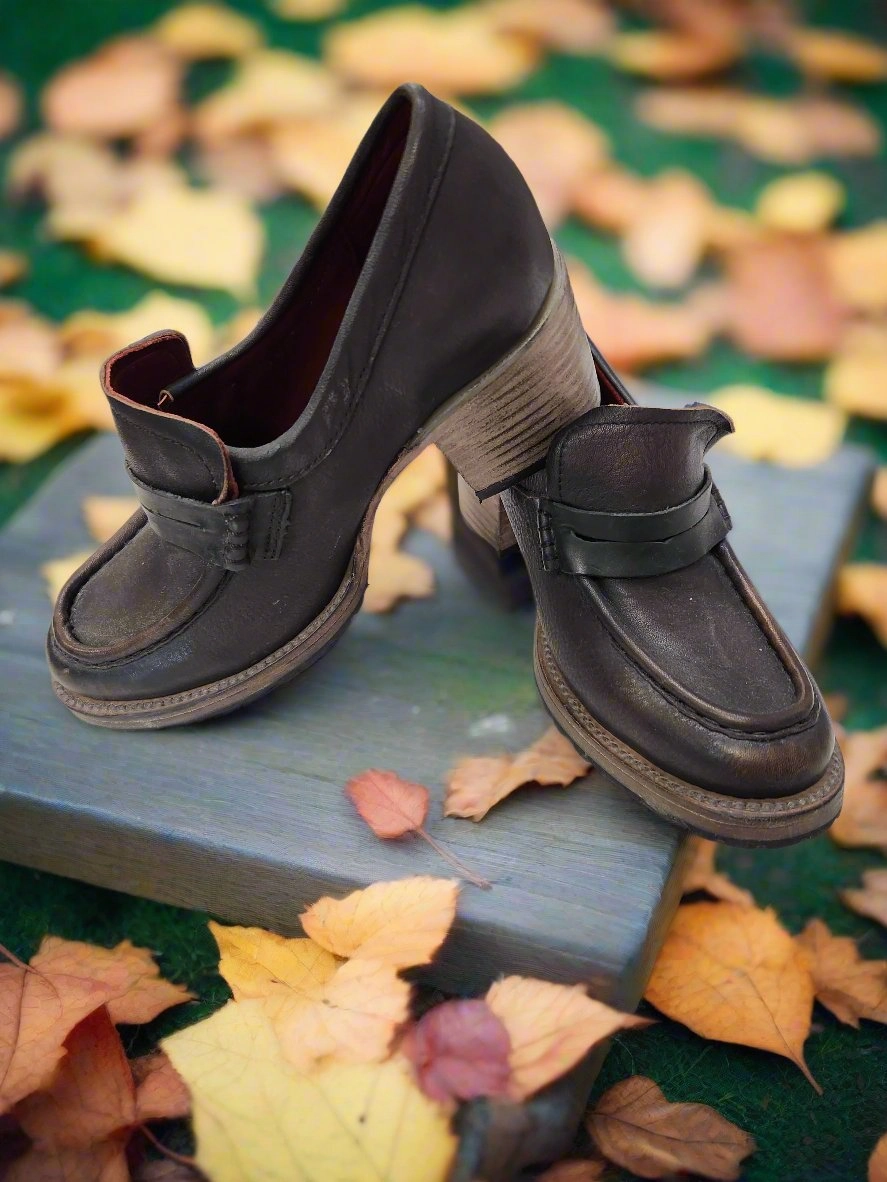 Shoes Designer By Freebird In Brown, Size: 6 Eco Friendly Backpacking Trip