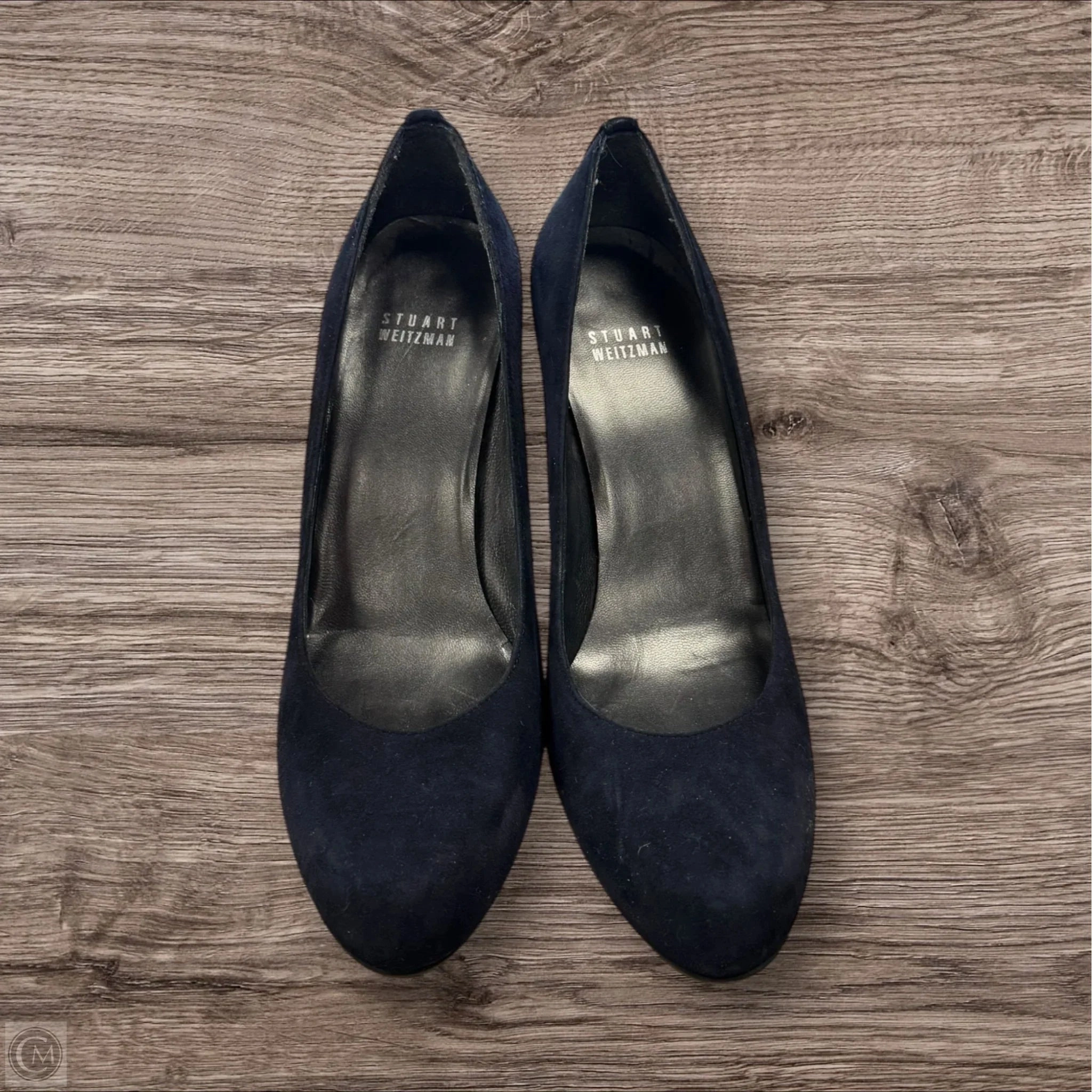 Multi Directional Tread Pattern Road grip Shoes Designer By Stuart Weitzman In Navy, Size: 8