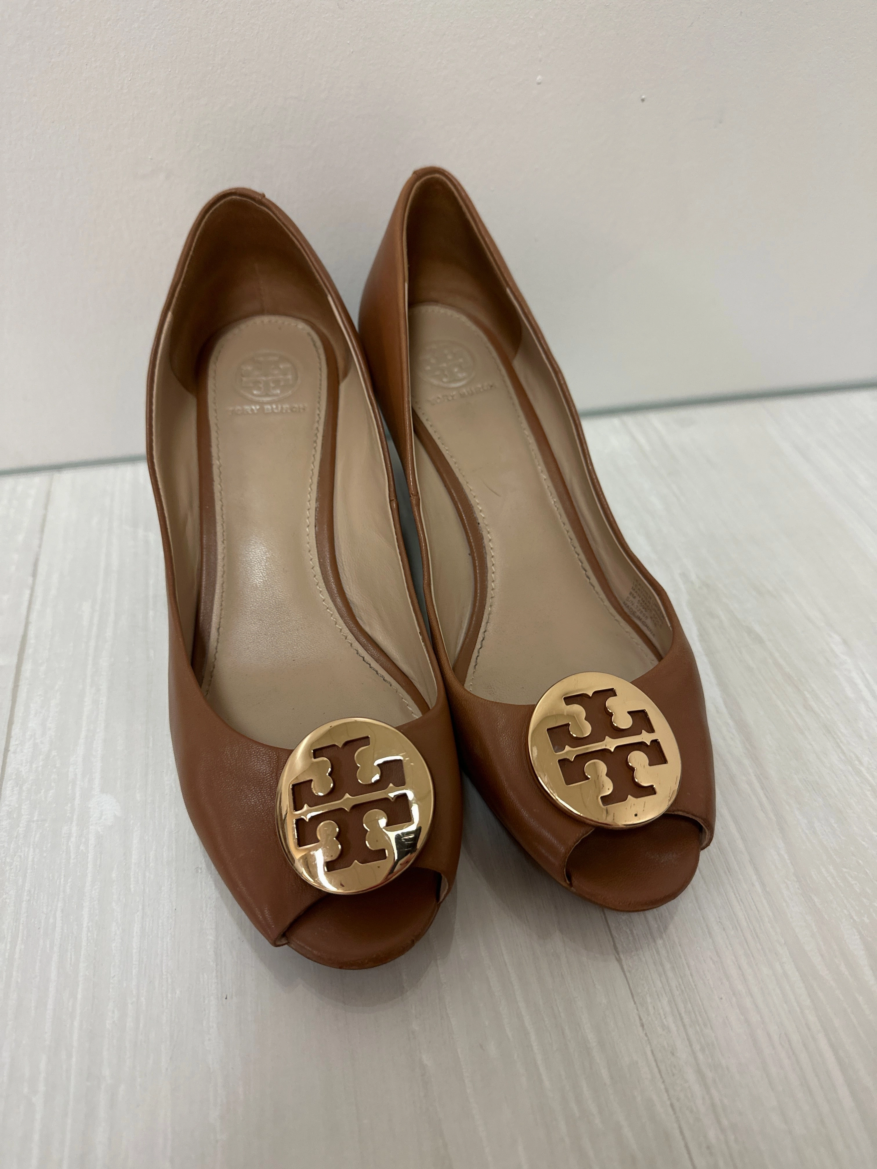Ice Guard Ergonomic Wellness Seekers Shoes Designer By Tory Burch In Tan, Size: 8