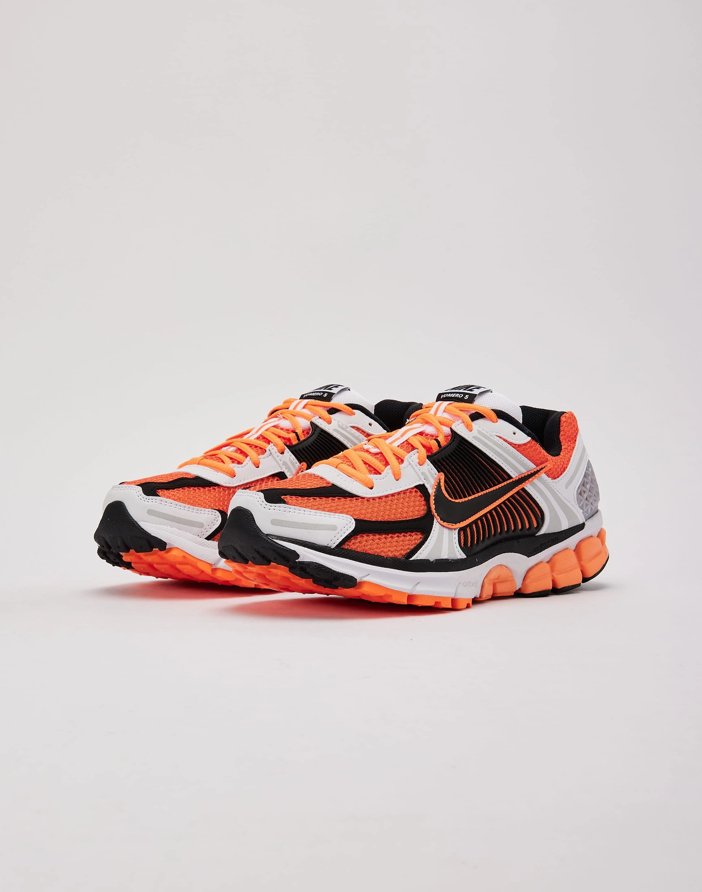 hook - and - loop running shoes Pressure Dispersing Structure Nike Zoom Vomero 5