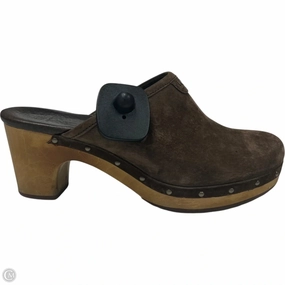 Adjustable Hook and Loop Closure Shoes Designer By Ugg In Brown, Size: 8