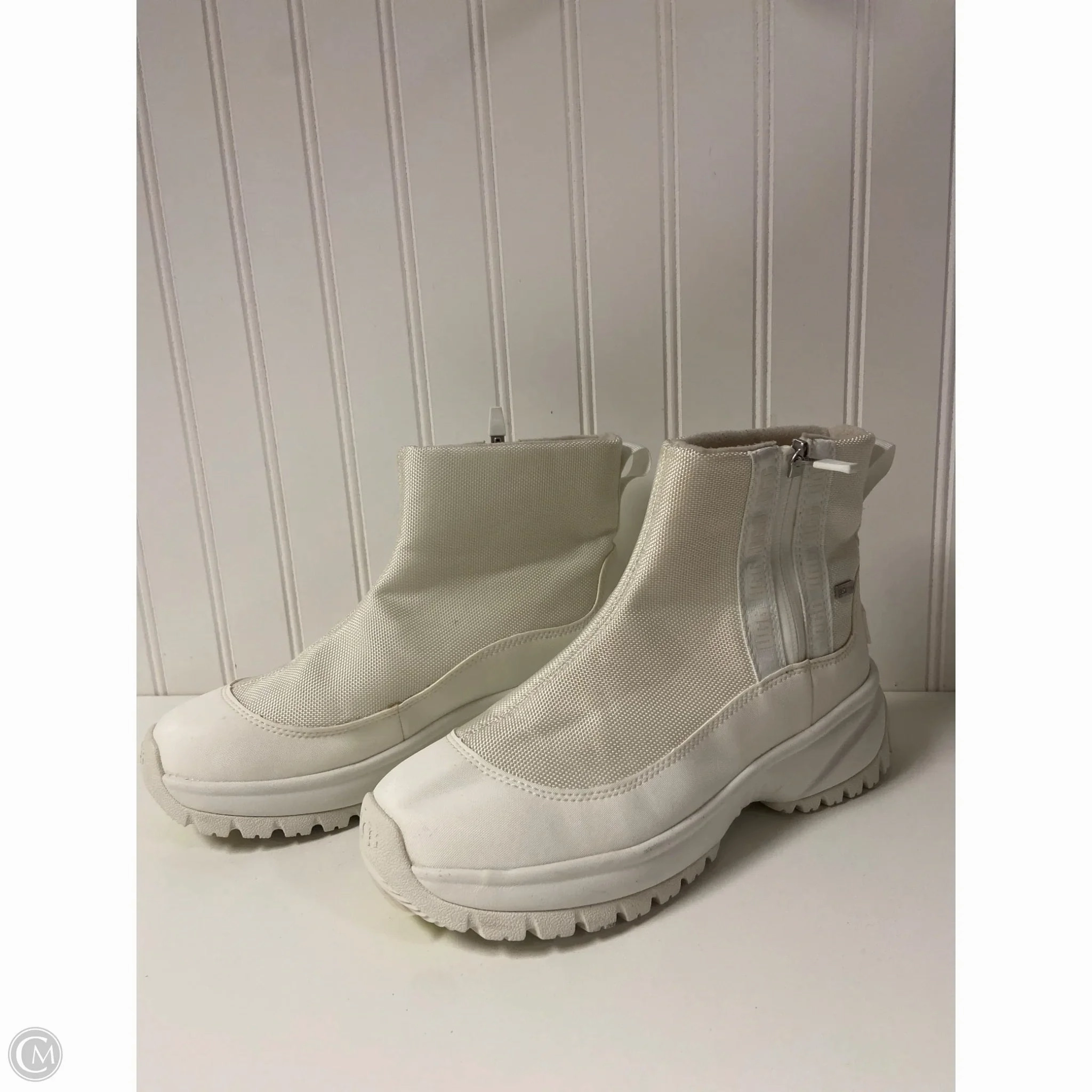 Boots Designer By Ugg In White, Size: 7 Posture Aligning Footbed Smooth zipper closure